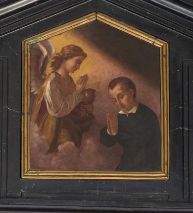 Zdjęcie nr 1: Obraz w kształcie stojącego prostokąta zakończonego trójkątnie ukazuje komunię św. Stanisława Kostki. Święty jest ukazany w popiersiu, w trzech czwartych, z rękoma złożonymi do modlitwy. Jego głowa jest pochylona, twarz o młodzieńczych rysach z przymkniętymi oczami, prostym nosem, na głowie krótkie czarne włosy. Święty jest ubrany w habit jezuicki. Z lewej strony obrazu anioł ukazany do pasa, głowa z profilu, a korpus z trzech czwartych. W lewej ręce trzyma kielich, w prawej – hostię. Jego głowa jest pochylona, oczy otwarte, nos długi, włosy zaczesane do tyłu opadają na kark. Wyłaniający się z chmur anioł jest ubrany w białą tunikę przykrytą złotą tkaniną. Obraz utrzymany w stonowanej kolorystyce, z przewagą brązów i szarości, tło neutralne, w odcieniach brązu.