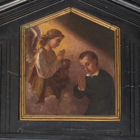 Zdjęcie nr 1: Obraz w kształcie stojącego prostokąta zakończonego trójkątnie ukazuje komunię św. Stanisława Kostki. Święty jest ukazany w popiersiu, w trzech czwartych, z rękoma złożonymi do modlitwy. Jego głowa jest pochylona, twarz o młodzieńczych rysach z przymkniętymi oczami, prostym nosem, na głowie krótkie czarne włosy. Święty jest ubrany w habit jezuicki. Z lewej strony obrazu anioł ukazany do pasa, głowa z profilu, a korpus z trzech czwartych. W lewej ręce trzyma kielich, w prawej – hostię. Jego głowa jest pochylona, oczy otwarte, nos długi, włosy zaczesane do tyłu opadają na kark. Wyłaniający się z chmur anioł jest ubrany w białą tunikę przykrytą złotą tkaniną. Obraz utrzymany w stonowanej kolorystyce, z przewagą brązów i szarości, tło neutralne, w odcieniach brązu.