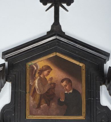 Zdjęcie nr 2: Ołtarz prostopadłościenny z antepedium z rytą dekoracją utworzoną z dwóch kwadratowych pól obwiedzionych bordiurą z wicią roślinną i wypełnionych dwiema gloriami promienistymi z monogramami Jezusa i Marii (IHS i MARIA). Nastawa ołtarzowa jest architektoniczna, jednoosiowa, ujęta kolumnami z jońskimi kapitelami podtrzymującymi belkowanie z przerwanym przyczółkiem, na którym umieszczone wazony. Zwieńczenie w formie prostokąta zakończonego trójkątnym gzymsem, ujęte spływami wolutowymi. W zwieńczeniu obraz ze sceną Komunii św. Stanisława Kostki. Nad zwieńczeniem krzyż o ramionach zakończonych trójlistnie z promieniami między nimi. Po bokach ołtarza dostawione uszy ze spływami wolutowymi i zawijającymi się kartuszami. W środkowym polu obraz w kształcie stojącego prostokąta zamkniętego półkoliście ze sceną Wskrzeszenia Piotrowina. Obok ołtarza wmurowana tabliczka z inskrypcją „PAMIĘTNIK / OŁTARZ TEN ZPROWADZONY Z CZERNY / DNIA 12 CZERWCA 1824. r(oku) KOSZTEM CAŁE/GO CECHU SUKIENNICZEGO I NA CHWAŁĘ / BOGA W TEY KAPLICY WYSTAWIONY ZA / BYTNOŚCI W(IELEBNEGO) I(EGOMOŚCIA) X(IĘDZA) JÓZEFA HUDKA PROBOSZCZA / I SLA(WETNY)CH JANA JELENIA CECHMISTRZA FILI/PA MĄSIORSKIEGO POD CECHMISTRZA I JÓZEFA MA/SIORSKIEGO NA WIECZNĄ PAMIATKĘ OFIARUJĄ”.