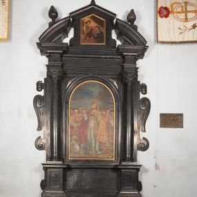Zdjęcie nr 1: Ołtarz prostopadłościenny z antepedium z rytą dekoracją utworzoną z dwóch kwadratowych pól obwiedzionych bordiurą z wicią roślinną i wypełnionych dwiema gloriami promienistymi z monogramami Jezusa i Marii (IHS i MARIA). Nastawa ołtarzowa jest architektoniczna, jednoosiowa, ujęta kolumnami z jońskimi kapitelami podtrzymującymi belkowanie z przerwanym przyczółkiem, na którym umieszczone wazony. Zwieńczenie w formie prostokąta zakończonego trójkątnym gzymsem, ujęte spływami wolutowymi. W zwieńczeniu obraz ze sceną Komunii św. Stanisława Kostki. Nad zwieńczeniem krzyż o ramionach zakończonych trójlistnie z promieniami między nimi. Po bokach ołtarza dostawione uszy ze spływami wolutowymi i zawijającymi się kartuszami. W środkowym polu obraz w kształcie stojącego prostokąta zamkniętego półkoliście ze sceną Wskrzeszenia Piotrowina. Obok ołtarza wmurowana tabliczka z inskrypcją „PAMIĘTNIK / OŁTARZ TEN ZPROWADZONY Z CZERNY / DNIA 12 CZERWCA 1824. r(oku) KOSZTEM CAŁE/GO CECHU SUKIENNICZEGO I NA CHWAŁĘ / BOGA W TEY KAPLICY WYSTAWIONY ZA / BYTNOŚCI W(IELEBNEGO) I(EGOMOŚCIA) X(IĘDZA) JÓZEFA HUDKA PROBOSZCZA / I SLA(WETNY)CH JANA JELENIA CECHMISTRZA FILI/PA MĄSIORSKIEGO POD CECHMISTRZA I JÓZEFA MA/SIORSKIEGO NA WIECZNĄ PAMIATKĘ OFIARUJĄ”.