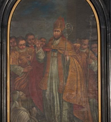 Zdjęcie nr 3: Ołtarz prostopadłościenny z antepedium z rytą dekoracją utworzoną z dwóch kwadratowych pól obwiedzionych bordiurą z wicią roślinną i wypełnionych dwiema gloriami promienistymi z monogramami Jezusa i Marii (IHS i MARIA). Nastawa ołtarzowa jest architektoniczna, jednoosiowa, ujęta kolumnami z jońskimi kapitelami podtrzymującymi belkowanie z przerwanym przyczółkiem, na którym umieszczone wazony. Zwieńczenie w formie prostokąta zakończonego trójkątnym gzymsem, ujęte spływami wolutowymi. W zwieńczeniu obraz ze sceną Komunii św. Stanisława Kostki. Nad zwieńczeniem krzyż o ramionach zakończonych trójlistnie z promieniami między nimi. Po bokach ołtarza dostawione uszy ze spływami wolutowymi i zawijającymi się kartuszami. W środkowym polu obraz w kształcie stojącego prostokąta zamkniętego półkoliście ze sceną Wskrzeszenia Piotrowina. Obok ołtarza wmurowana tabliczka z inskrypcją „PAMIĘTNIK / OŁTARZ TEN ZPROWADZONY Z CZERNY / DNIA 12 CZERWCA 1824. r(oku) KOSZTEM CAŁE/GO CECHU SUKIENNICZEGO I NA CHWAŁĘ / BOGA W TEY KAPLICY WYSTAWIONY ZA / BYTNOŚCI W(IELEBNEGO) I(EGOMOŚCIA) X(IĘDZA) JÓZEFA HUDKA PROBOSZCZA / I SLA(WETNY)CH JANA JELENIA CECHMISTRZA FILI/PA MĄSIORSKIEGO POD CECHMISTRZA I JÓZEFA MA/SIORSKIEGO NA WIECZNĄ PAMIATKĘ OFIARUJĄ”.