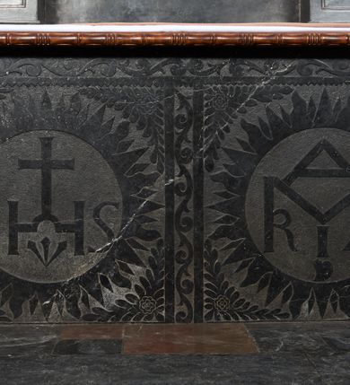 Zdjęcie nr 4: Ołtarz prostopadłościenny z antepedium z rytą dekoracją utworzoną z dwóch kwadratowych pól obwiedzionych bordiurą z wicią roślinną i wypełnionych dwiema gloriami promienistymi z monogramami Jezusa i Marii (IHS i MARIA). Nastawa ołtarzowa jest architektoniczna, jednoosiowa, ujęta kolumnami z jońskimi kapitelami podtrzymującymi belkowanie z przerwanym przyczółkiem, na którym umieszczone wazony. Zwieńczenie w formie prostokąta zakończonego trójkątnym gzymsem, ujęte spływami wolutowymi. W zwieńczeniu obraz ze sceną Komunii św. Stanisława Kostki. Nad zwieńczeniem krzyż o ramionach zakończonych trójlistnie z promieniami między nimi. Po bokach ołtarza dostawione uszy ze spływami wolutowymi i zawijającymi się kartuszami. W środkowym polu obraz w kształcie stojącego prostokąta zamkniętego półkoliście ze sceną Wskrzeszenia Piotrowina. Obok ołtarza wmurowana tabliczka z inskrypcją „PAMIĘTNIK / OŁTARZ TEN ZPROWADZONY Z CZERNY / DNIA 12 CZERWCA 1824. r(oku) KOSZTEM CAŁE/GO CECHU SUKIENNICZEGO I NA CHWAŁĘ / BOGA W TEY KAPLICY WYSTAWIONY ZA / BYTNOŚCI W(IELEBNEGO) I(EGOMOŚCIA) X(IĘDZA) JÓZEFA HUDKA PROBOSZCZA / I SLA(WETNY)CH JANA JELENIA CECHMISTRZA FILI/PA MĄSIORSKIEGO POD CECHMISTRZA I JÓZEFA MA/SIORSKIEGO NA WIECZNĄ PAMIATKĘ OFIARUJĄ”.