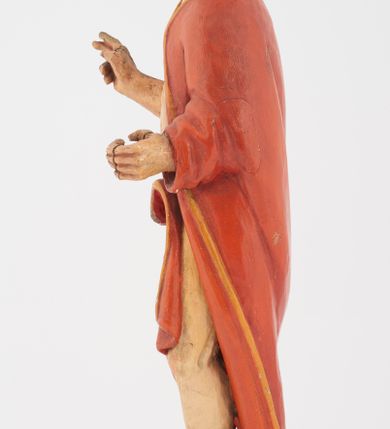 Zdjęcie nr 5: Pełnoplastyczna rzeźba Chrystusa Zmartwychwstałego stojącego na chmurze z prawą ręką wzniesioną w geście błogosławieństwa, lewą trzymającego krzyż na długim drzewcu. Twarz szeroka, z wydatnym nosem, ciemnobrązowymi oczami, ciemnoróżowymi ustami, okolona zarostem oraz włosami z przedziałkiem pośrodku głowy, opadającymi na plecy. Karnacja jasnobeżowa. Chrystus ukazany nagi, przesłonięty czerwonym płaszczem, spiętym na piersi, opadającym ukośnymi fałdami do ziemi. 