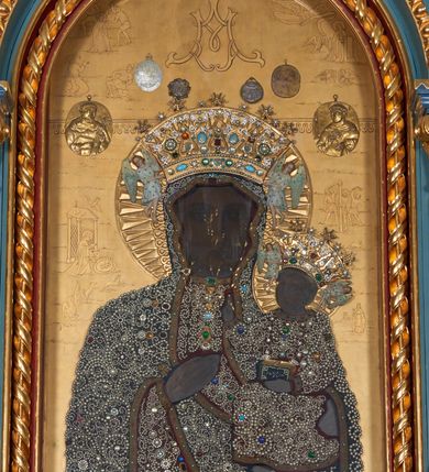 Zdjęcie nr 6: Ołtarz architektoniczny, trójosiowy, jednokondygnacyjny ze zwieńczeniem. Nastawa ustawiona na wysokim postumencie, przed którym stoi zasadniczy ołtarz z drewnianą mensą i marmurowym portatylem oraz współczesnym, malowanym antepedium z przedstawieniem aniołów trzymających koronę. Nastawa osadzona na predelli o wyciętych ćwierćkoliście bokach, artykułowana pilastrami na zewnętrz i kolumnami od wewnątrz. Część środkowa wyższa od bocznych, z prostokątnym polem zamkniętym łukiem półkolistym. Nad polem obrazowym napis „POD TWOJĄ OBRONĘ UCIEKAMY SIĘ”. Pola boczne z niszami zakończonymi półkoliście zakończone prostym gzymsem i ścianką z arkadkami wypełnionymi kwiatkami i zwieńczoną liliami połączonymi półkolistymi listwami. Nad częścią środkową zwieńczenie w formie aediculi, ujęte w dolnej części okrągłymi wieżyczkami z postumentami i zwieńczone liściastymi żabkami i krzyżem. W polu głównym obraz Matki Boskiej z Dzieciątkiem, w niszach figury św. Dominika i św. Jacka, w zwieńczeniu obraz „Nawiedzenie św. Elżbiety” oraz dwa siedzące nagie putta. W środkowym polu predelli i pod obrazem Matki Boskiej ornament w postaci gałązki i kwiatów róż, w bocznych – winne liście i grona. Kolumienki przedzielone ażurową opaską pokrywa spiralnie wijąca się wić winnego grona. Pilastry i pozostałe pola pokryte drobnym ornamentem roślinnym. Struktura jest polichromowana na niebiesko, profile i tła nisz w polach bocznych na czerwono, detale ornamentalne złocone.


