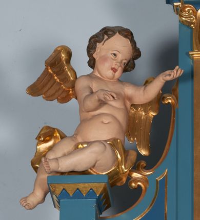 Zdjęcie nr 2: Ołtarz architektoniczny, trójosiowy, jednokondygnacyjny ze zwieńczeniem. Nastawa ustawiona na wysokim postumencie, przed którym stoi zasadniczy ołtarz z drewnianą mensą i marmurowym portatylem oraz współczesnym, malowanym antepedium z przedstawieniem aniołów trzymających koronę. Nastawa osadzona na predelli o wyciętych ćwierćkoliście bokach, artykułowana pilastrami na zewnętrz i kolumnami od wewnątrz. Część środkowa wyższa od bocznych, z prostokątnym polem zamkniętym łukiem półkolistym. Nad polem obrazowym napis „POD TWOJĄ OBRONĘ UCIEKAMY SIĘ”. Pola boczne z niszami zakończonymi półkoliście zakończone prostym gzymsem i ścianką z arkadkami wypełnionymi kwiatkami i zwieńczoną liliami połączonymi półkolistymi listwami. Nad częścią środkową zwieńczenie w formie aediculi, ujęte w dolnej części okrągłymi wieżyczkami z postumentami i zwieńczone liściastymi żabkami i krzyżem. W polu głównym obraz Matki Boskiej z Dzieciątkiem, w niszach figury św. Dominika i św. Jacka, w zwieńczeniu obraz „Nawiedzenie św. Elżbiety” oraz dwa siedzące nagie putta. W środkowym polu predelli i pod obrazem Matki Boskiej ornament w postaci gałązki i kwiatów róż, w bocznych – winne liście i grona. Kolumienki przedzielone ażurową opaską pokrywa spiralnie wijąca się wić winnego grona. Pilastry i pozostałe pola pokryte drobnym ornamentem roślinnym. Struktura jest polichromowana na niebiesko, profile i tła nisz w polach bocznych na czerwono, detale ornamentalne złocone.


