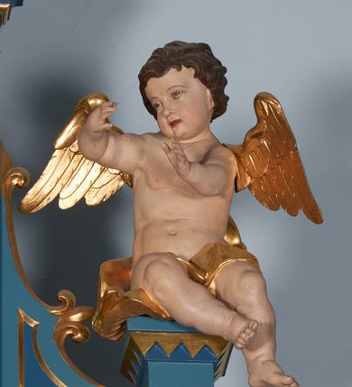 Zdjęcie nr 3: Ołtarz architektoniczny, trójosiowy, jednokondygnacyjny ze zwieńczeniem. Nastawa ustawiona na wysokim postumencie, przed którym stoi zasadniczy ołtarz z drewnianą mensą i marmurowym portatylem oraz współczesnym, malowanym antepedium z przedstawieniem aniołów trzymających koronę. Nastawa osadzona na predelli o wyciętych ćwierćkoliście bokach, artykułowana pilastrami na zewnętrz i kolumnami od wewnątrz. Część środkowa wyższa od bocznych, z prostokątnym polem zamkniętym łukiem półkolistym. Nad polem obrazowym napis „POD TWOJĄ OBRONĘ UCIEKAMY SIĘ”. Pola boczne z niszami zakończonymi półkoliście zakończone prostym gzymsem i ścianką z arkadkami wypełnionymi kwiatkami i zwieńczoną liliami połączonymi półkolistymi listwami. Nad częścią środkową zwieńczenie w formie aediculi, ujęte w dolnej części okrągłymi wieżyczkami z postumentami i zwieńczone liściastymi żabkami i krzyżem. W polu głównym obraz Matki Boskiej z Dzieciątkiem, w niszach figury św. Dominika i św. Jacka, w zwieńczeniu obraz „Nawiedzenie św. Elżbiety” oraz dwa siedzące nagie putta. W środkowym polu predelli i pod obrazem Matki Boskiej ornament w postaci gałązki i kwiatów róż, w bocznych – winne liście i grona. Kolumienki przedzielone ażurową opaską pokrywa spiralnie wijąca się wić winnego grona. Pilastry i pozostałe pola pokryte drobnym ornamentem roślinnym. Struktura jest polichromowana na niebiesko, profile i tła nisz w polach bocznych na czerwono, detale ornamentalne złocone.


