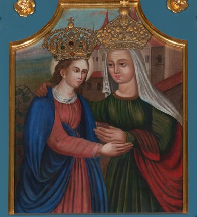 Zdjęcie nr 8: Ołtarz architektoniczny, trójosiowy, jednokondygnacyjny ze zwieńczeniem. Nastawa ustawiona na wysokim postumencie, przed którym stoi zasadniczy ołtarz z drewnianą mensą i marmurowym portatylem oraz współczesnym, malowanym antepedium z przedstawieniem aniołów trzymających koronę. Nastawa osadzona na predelli o wyciętych ćwierćkoliście bokach, artykułowana pilastrami na zewnętrz i kolumnami od wewnątrz. Część środkowa wyższa od bocznych, z prostokątnym polem zamkniętym łukiem półkolistym. Nad polem obrazowym napis „POD TWOJĄ OBRONĘ UCIEKAMY SIĘ”. Pola boczne z niszami zakończonymi półkoliście zakończone prostym gzymsem i ścianką z arkadkami wypełnionymi kwiatkami i zwieńczoną liliami połączonymi półkolistymi listwami. Nad częścią środkową zwieńczenie w formie aediculi, ujęte w dolnej części okrągłymi wieżyczkami z postumentami i zwieńczone liściastymi żabkami i krzyżem. W polu głównym obraz Matki Boskiej z Dzieciątkiem, w niszach figury św. Dominika i św. Jacka, w zwieńczeniu obraz „Nawiedzenie św. Elżbiety” oraz dwa siedzące nagie putta. W środkowym polu predelli i pod obrazem Matki Boskiej ornament w postaci gałązki i kwiatów róż, w bocznych – winne liście i grona. Kolumienki przedzielone ażurową opaską pokrywa spiralnie wijąca się wić winnego grona. Pilastry i pozostałe pola pokryte drobnym ornamentem roślinnym. Struktura jest polichromowana na niebiesko, profile i tła nisz w polach bocznych na czerwono, detale ornamentalne złocone.


