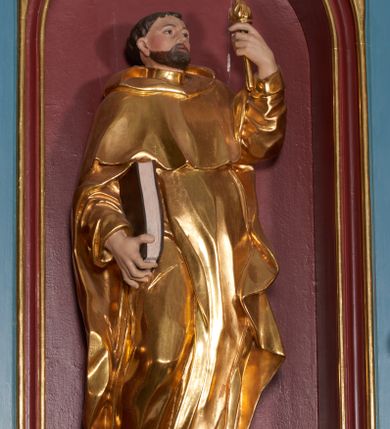 Zdjęcie nr 4: Ołtarz architektoniczny, trójosiowy, jednokondygnacyjny ze zwieńczeniem. Nastawa ustawiona na wysokim postumencie, przed którym stoi zasadniczy ołtarz z drewnianą mensą i marmurowym portatylem oraz współczesnym, malowanym antepedium z przedstawieniem aniołów trzymających koronę. Nastawa osadzona na predelli o wyciętych ćwierćkoliście bokach, artykułowana pilastrami na zewnętrz i kolumnami od wewnątrz. Część środkowa wyższa od bocznych, z prostokątnym polem zamkniętym łukiem półkolistym. Nad polem obrazowym napis „POD TWOJĄ OBRONĘ UCIEKAMY SIĘ”. Pola boczne z niszami zakończonymi półkoliście zakończone prostym gzymsem i ścianką z arkadkami wypełnionymi kwiatkami i zwieńczoną liliami połączonymi półkolistymi listwami. Nad częścią środkową zwieńczenie w formie aediculi, ujęte w dolnej części okrągłymi wieżyczkami z postumentami i zwieńczone liściastymi żabkami i krzyżem. W polu głównym obraz Matki Boskiej z Dzieciątkiem, w niszach figury św. Dominika i św. Jacka, w zwieńczeniu obraz „Nawiedzenie św. Elżbiety” oraz dwa siedzące nagie putta. W środkowym polu predelli i pod obrazem Matki Boskiej ornament w postaci gałązki i kwiatów róż, w bocznych – winne liście i grona. Kolumienki przedzielone ażurową opaską pokrywa spiralnie wijąca się wić winnego grona. Pilastry i pozostałe pola pokryte drobnym ornamentem roślinnym. Struktura jest polichromowana na niebiesko, profile i tła nisz w polach bocznych na czerwono, detale ornamentalne złocone.


