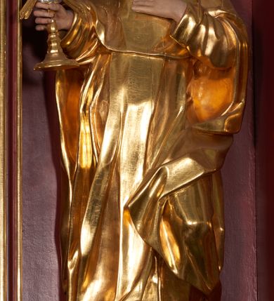 Zdjęcie nr 5: Ołtarz architektoniczny, trójosiowy, jednokondygnacyjny ze zwieńczeniem. Nastawa ustawiona na wysokim postumencie, przed którym stoi zasadniczy ołtarz z drewnianą mensą i marmurowym portatylem oraz współczesnym, malowanym antepedium z przedstawieniem aniołów trzymających koronę. Nastawa osadzona na predelli o wyciętych ćwierćkoliście bokach, artykułowana pilastrami na zewnętrz i kolumnami od wewnątrz. Część środkowa wyższa od bocznych, z prostokątnym polem zamkniętym łukiem półkolistym. Nad polem obrazowym napis „POD TWOJĄ OBRONĘ UCIEKAMY SIĘ”. Pola boczne z niszami zakończonymi półkoliście zakończone prostym gzymsem i ścianką z arkadkami wypełnionymi kwiatkami i zwieńczoną liliami połączonymi półkolistymi listwami. Nad częścią środkową zwieńczenie w formie aediculi, ujęte w dolnej części okrągłymi wieżyczkami z postumentami i zwieńczone liściastymi żabkami i krzyżem. W polu głównym obraz Matki Boskiej z Dzieciątkiem, w niszach figury św. Dominika i św. Jacka, w zwieńczeniu obraz „Nawiedzenie św. Elżbiety” oraz dwa siedzące nagie putta. W środkowym polu predelli i pod obrazem Matki Boskiej ornament w postaci gałązki i kwiatów róż, w bocznych – winne liście i grona. Kolumienki przedzielone ażurową opaską pokrywa spiralnie wijąca się wić winnego grona. Pilastry i pozostałe pola pokryte drobnym ornamentem roślinnym. Struktura jest polichromowana na niebiesko, profile i tła nisz w polach bocznych na czerwono, detale ornamentalne złocone.


