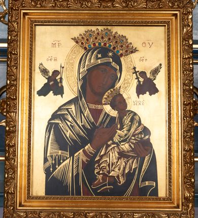 Zdjęcie nr 7: Ołtarz architektoniczny, trójosiowy, jednokondygnacyjny ze zwieńczeniem. Nastawa ustawiona na wysokim postumencie, przed którym stoi zasadniczy ołtarz z drewnianą mensą i marmurowym portatylem oraz współczesnym, malowanym antepedium z przedstawieniem aniołów trzymających koronę. Nastawa osadzona na predelli o wyciętych ćwierćkoliście bokach, artykułowana pilastrami na zewnętrz i kolumnami od wewnątrz. Część środkowa wyższa od bocznych, z prostokątnym polem zamkniętym łukiem półkolistym. Nad polem obrazowym napis „POD TWOJĄ OBRONĘ UCIEKAMY SIĘ”. Pola boczne z niszami zakończonymi półkoliście zakończone prostym gzymsem i ścianką z arkadkami wypełnionymi kwiatkami i zwieńczoną liliami połączonymi półkolistymi listwami. Nad częścią środkową zwieńczenie w formie aediculi, ujęte w dolnej części okrągłymi wieżyczkami z postumentami i zwieńczone liściastymi żabkami i krzyżem. W polu głównym obraz Matki Boskiej z Dzieciątkiem, w niszach figury św. Dominika i św. Jacka, w zwieńczeniu obraz „Nawiedzenie św. Elżbiety” oraz dwa siedzące nagie putta. W środkowym polu predelli i pod obrazem Matki Boskiej ornament w postaci gałązki i kwiatów róż, w bocznych – winne liście i grona. Kolumienki przedzielone ażurową opaską pokrywa spiralnie wijąca się wić winnego grona. Pilastry i pozostałe pola pokryte drobnym ornamentem roślinnym. Struktura jest polichromowana na niebiesko, profile i tła nisz w polach bocznych na czerwono, detale ornamentalne złocone.


