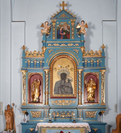 Zdjęcie nr 1: Ołtarz architektoniczny, trójosiowy, jednokondygnacyjny ze zwieńczeniem. Nastawa ustawiona na wysokim postumencie, przed którym stoi zasadniczy ołtarz z drewnianą mensą i marmurowym portatylem oraz współczesnym, malowanym antepedium z przedstawieniem aniołów trzymających koronę. Nastawa osadzona na predelli o wyciętych ćwierćkoliście bokach, artykułowana pilastrami na zewnętrz i kolumnami od wewnątrz. Część środkowa wyższa od bocznych, z prostokątnym polem zamkniętym łukiem półkolistym. Nad polem obrazowym napis „POD TWOJĄ OBRONĘ UCIEKAMY SIĘ”. Pola boczne z niszami zakończonymi półkoliście zakończone prostym gzymsem i ścianką z arkadkami wypełnionymi kwiatkami i zwieńczoną liliami połączonymi półkolistymi listwami. Nad częścią środkową zwieńczenie w formie aediculi, ujęte w dolnej części okrągłymi wieżyczkami z postumentami i zwieńczone liściastymi żabkami i krzyżem. W polu głównym obraz Matki Boskiej z Dzieciątkiem, w niszach figury św. Dominika i św. Jacka, w zwieńczeniu obraz „Nawiedzenie św. Elżbiety” oraz dwa siedzące nagie putta. W środkowym polu predelli i pod obrazem Matki Boskiej ornament w postaci gałązki i kwiatów róż, w bocznych – winne liście i grona. Kolumienki przedzielone ażurową opaską pokrywa spiralnie wijąca się wić winnego grona. Pilastry i pozostałe pola pokryte drobnym ornamentem roślinnym. Struktura jest polichromowana na niebiesko, profile i tła nisz w polach bocznych na czerwono, detale ornamentalne złocone.


