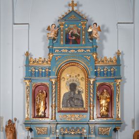 Zdjęcie nr 1: Ołtarz architektoniczny, trójosiowy, jednokondygnacyjny ze zwieńczeniem. Nastawa ustawiona na wysokim postumencie, przed którym stoi zasadniczy ołtarz z drewnianą mensą i marmurowym portatylem oraz współczesnym, malowanym antepedium z przedstawieniem aniołów trzymających koronę. Nastawa osadzona na predelli o wyciętych ćwierćkoliście bokach, artykułowana pilastrami na zewnętrz i kolumnami od wewnątrz. Część środkowa wyższa od bocznych, z prostokątnym polem zamkniętym łukiem półkolistym. Nad polem obrazowym napis „POD TWOJĄ OBRONĘ UCIEKAMY SIĘ”. Pola boczne z niszami zakończonymi półkoliście zakończone prostym gzymsem i ścianką z arkadkami wypełnionymi kwiatkami i zwieńczoną liliami połączonymi półkolistymi listwami. Nad częścią środkową zwieńczenie w formie aediculi, ujęte w dolnej części okrągłymi wieżyczkami z postumentami i zwieńczone liściastymi żabkami i krzyżem. W polu głównym obraz Matki Boskiej z Dzieciątkiem, w niszach figury św. Dominika i św. Jacka, w zwieńczeniu obraz „Nawiedzenie św. Elżbiety” oraz dwa siedzące nagie putta. W środkowym polu predelli i pod obrazem Matki Boskiej ornament w postaci gałązki i kwiatów róż, w bocznych – winne liście i grona. Kolumienki przedzielone ażurową opaską pokrywa spiralnie wijąca się wić winnego grona. Pilastry i pozostałe pola pokryte drobnym ornamentem roślinnym. Struktura jest polichromowana na niebiesko, profile i tła nisz w polach bocznych na czerwono, detale ornamentalne złocone.


