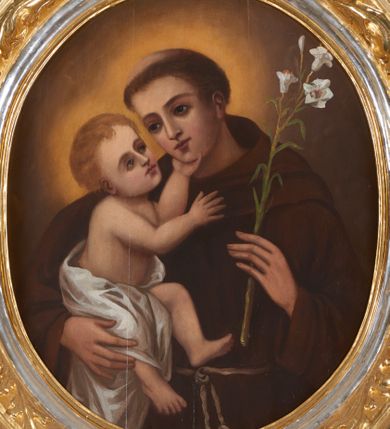 Zdjęcie nr 4: Ołtarz architektoniczny, jednokondygnacyjny, jednoosiowy, ze zwieńczeniem. Mensa drewniana, antepedium drewniane, nowe, z malowanym gorejącym sercem otoczonym koroną cierniową i promienistą glorią. Retabulum na niewysokim cokole z uskokowymi postumentami, ujęte parą półfilarów o żłobkowanych trzonach i ustawionych na ich tle kolumn o spiralnie skręconych trzonach, wspierających wyłamujące się ponad nimi belkowanie z silnie wysuniętym gzymsem. Boki ołtarza ujęte akantowymi liśćmi, srebrzone trzony kolumn przeplecione złoconymi liśćmi. W centrum prostokątna wnęka w profilowanej ramie z owalnym obrazem z przedstawieniem św. Antoniego z Dzieciątkiem. Nad wnęką kartusz z napisem: „JEZU / UFAM / TOBIE”. Zwieńczenie utworzone z okrągłego obrazu z wizerunkiem św. Kazimierza w srebrzonej ramie na kształt wieńca laurowego obwiedzionego liśćmi akantu, które przechodzą dołem w karbowaną wstęgę regencyjną; w górnej części zwieńczenia gołębica Ducha Świętego na tle promieni. Po bokach zwieńczenia dwa stojące anioły. Struktura polichromowana w kolorze jasnego beżu, ornamentyka i partie detalu architektonicznego złocone i srebrzone.   

