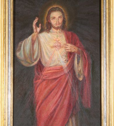 Zdjęcie nr 5: Ołtarz architektoniczny, jednokondygnacyjny, jednoosiowy, ze zwieńczeniem. Mensa drewniana, antepedium drewniane, nowe, z malowanym gorejącym sercem otoczonym koroną cierniową i promienistą glorią. Retabulum na niewysokim cokole z uskokowymi postumentami, ujęte parą półfilarów o żłobkowanych trzonach i ustawionych na ich tle kolumn o spiralnie skręconych trzonach, wspierających wyłamujące się ponad nimi belkowanie z silnie wysuniętym gzymsem. Boki ołtarza ujęte akantowymi liśćmi, srebrzone trzony kolumn przeplecione złoconymi liśćmi. W centrum prostokątna wnęka w profilowanej ramie z owalnym obrazem z przedstawieniem św. Antoniego z Dzieciątkiem. Nad wnęką kartusz z napisem: „JEZU / UFAM / TOBIE”. Zwieńczenie utworzone z okrągłego obrazu z wizerunkiem św. Kazimierza w srebrzonej ramie na kształt wieńca laurowego obwiedzionego liśćmi akantu, które przechodzą dołem w karbowaną wstęgę regencyjną; w górnej części zwieńczenia gołębica Ducha Świętego na tle promieni. Po bokach zwieńczenia dwa stojące anioły. Struktura polichromowana w kolorze jasnego beżu, ornamentyka i partie detalu architektonicznego złocone i srebrzone.   

