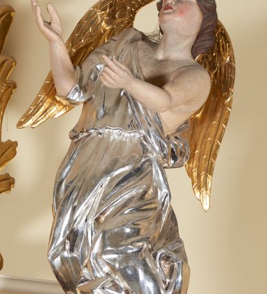 Zdjęcie nr 13: Ołtarz architektoniczny, jednokondygnacyjny, jednoosiowy, ze zwieńczeniem. Mensa drewniana, antepedium drewniane, nowe, z malowanym gorejącym sercem otoczonym koroną cierniową i promienistą glorią. Retabulum na niewysokim cokole z uskokowymi postumentami, ujęte parą półfilarów o żłobkowanych trzonach i ustawionych na ich tle kolumn o spiralnie skręconych trzonach, wspierających wyłamujące się ponad nimi belkowanie z silnie wysuniętym gzymsem. Boki ołtarza ujęte akantowymi liśćmi, srebrzone trzony kolumn przeplecione złoconymi liśćmi. W centrum prostokątna wnęka w profilowanej ramie z owalnym obrazem z przedstawieniem św. Antoniego z Dzieciątkiem. Nad wnęką kartusz z napisem: „JEZU / UFAM / TOBIE”. Zwieńczenie utworzone z okrągłego obrazu z wizerunkiem św. Kazimierza w srebrzonej ramie na kształt wieńca laurowego obwiedzionego liśćmi akantu, które przechodzą dołem w karbowaną wstęgę regencyjną; w górnej części zwieńczenia gołębica Ducha Świętego na tle promieni. Po bokach zwieńczenia dwa stojące anioły. Struktura polichromowana w kolorze jasnego beżu, ornamentyka i partie detalu architektonicznego złocone i srebrzone.   

