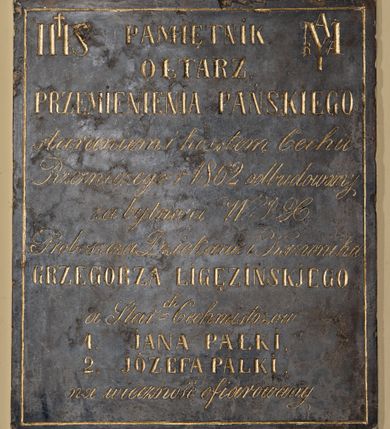 Zdjęcie nr 6: Ołtarz architektoniczny, jednokondygnacyjny, jednoosiowy, ze zwieńczeniem. Mensa drewniana, antepedium drewniane, nowe, z malowanym gorejącym sercem otoczonym koroną cierniową i promienistą glorią. Retabulum na niewysokim cokole z uskokowymi postumentami, ujęte parą półfilarów o żłobkowanych trzonach i ustawionych na ich tle kolumn o spiralnie skręconych trzonach, wspierających wyłamujące się ponad nimi belkowanie z silnie wysuniętym gzymsem. Boki ołtarza ujęte akantowymi liśćmi, srebrzone trzony kolumn przeplecione złoconymi liśćmi. W centrum prostokątna wnęka w profilowanej ramie z owalnym obrazem z przedstawieniem św. Antoniego z Dzieciątkiem. Nad wnęką kartusz z napisem: „JEZU / UFAM / TOBIE”. Zwieńczenie utworzone z okrągłego obrazu z wizerunkiem św. Kazimierza w srebrzonej ramie na kształt wieńca laurowego obwiedzionego liśćmi akantu, które przechodzą dołem w karbowaną wstęgę regencyjną; w górnej części zwieńczenia gołębica Ducha Świętego na tle promieni. Po bokach zwieńczenia dwa stojące anioły. Struktura polichromowana w kolorze jasnego beżu, ornamentyka i partie detalu architektonicznego złocone i srebrzone.   

