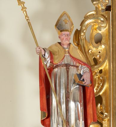 Zdjęcie nr 3: Ołtarz architektoniczny, jednokondygnacyjny, jednoosiowy, ze zwieńczeniem. Jego mensa i antepedium są drewniane. Antepedium w kształcie leżącego prostokąta zostało ujęte profilowaną, złoconą ramą, a wypełnione dekoracją malarską z motywem krzyża i białych lilii pośrodku, ujętych ornamentalną bordiurą ze stylizowanych motywów roślinno-kwiatowych. Retabulum jest osadzone na niewysokim cokole i ujęte kolumnami korynckimi, dźwigającymi wyłamujące się ponad nimi, przerwane w partii architrawu i fryzu belkowanie z silnie wysuniętym gzymsem. Do kolumn dostawione po bokach ażurowe uszaki formowane z ornamentu małżowinowo-chrząstkowego, z parą wazonów z kwiatami w połowie wysokości. Trzony kolumn są pokryte płaskorzeźbionymi gałązkami winorośli. W partiach fryzu belkowania widnieje motyw rozetek; na cokołach ornamenty małżowinowe. Gzyms zdobiony drobną ornamentyką roślinną, pośrodku kolista gloria z Okiem Opatrzności. Zwieńczenie na niewysokim cokole o zryzalitowanych bokach, w kształcie stojącego prostokąta o wciętych górnych narożach. Nad nim szczyt w formie owalnego kartusza o fantazyjnym wykroju. Zwieńczenie jest ujęte parą ażurowych uszaków w formie ornamentu małżowinowo–chrząstkowego. Pole środkowe retabulum w kształcie stojącego prostokąta, ujętego profilowaną, złoconą ramą zdobioną ażurową ornamentyką małżowinowo-chrząstkową. Wewnątrz płaskorzeźba ukazująca św. Józefa z Jezusem. Pole zwieńczenia w kształcie stojącego prostokąta zamkniętego nadwieszonym łukiem, ujęte profilowaną, złoconą ramą z ażurową ornamentyką małżowinowo-chrząstkową. W nim obraz „Komunia św. Stanisława Kostki”. Pole szczytu w kształcie leżącego owalu z obrazem Matki Boskiej Częstochowskiej. Zwieńczenie jest flankowane ustawionymi na zryzalitowanych cokołach figurami św. Stanisława biskupa i św. Jacka (?). Struktura polichromowana w kolorze jasnego beżu. Ornamentyka i partie detalu architektonicznego złocone i srebrzone. 
