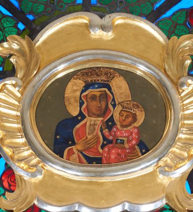 Zdjęcie nr 9: Ołtarz architektoniczny, jednokondygnacyjny, jednoosiowy, ze zwieńczeniem. Jego mensa i antepedium są drewniane. Antepedium w kształcie leżącego prostokąta zostało ujęte profilowaną, złoconą ramą, a wypełnione dekoracją malarską z motywem krzyża i białych lilii pośrodku, ujętych ornamentalną bordiurą ze stylizowanych motywów roślinno-kwiatowych. Retabulum jest osadzone na niewysokim cokole i ujęte kolumnami korynckimi, dźwigającymi wyłamujące się ponad nimi, przerwane w partii architrawu i fryzu belkowanie z silnie wysuniętym gzymsem. Do kolumn dostawione po bokach ażurowe uszaki formowane z ornamentu małżowinowo-chrząstkowego, z parą wazonów z kwiatami w połowie wysokości. Trzony kolumn są pokryte płaskorzeźbionymi gałązkami winorośli. W partiach fryzu belkowania widnieje motyw rozetek; na cokołach ornamenty małżowinowe. Gzyms zdobiony drobną ornamentyką roślinną, pośrodku kolista gloria z Okiem Opatrzności. Zwieńczenie na niewysokim cokole o zryzalitowanych bokach, w kształcie stojącego prostokąta o wciętych górnych narożach. Nad nim szczyt w formie owalnego kartusza o fantazyjnym wykroju. Zwieńczenie jest ujęte parą ażurowych uszaków w formie ornamentu małżowinowo–chrząstkowego. Pole środkowe retabulum w kształcie stojącego prostokąta, ujętego profilowaną, złoconą ramą zdobioną ażurową ornamentyką małżowinowo-chrząstkową. Wewnątrz płaskorzeźba ukazująca św. Józefa z Jezusem. Pole zwieńczenia w kształcie stojącego prostokąta zamkniętego nadwieszonym łukiem, ujęte profilowaną, złoconą ramą z ażurową ornamentyką małżowinowo-chrząstkową. W nim obraz „Komunia św. Stanisława Kostki”. Pole szczytu w kształcie leżącego owalu z obrazem Matki Boskiej Częstochowskiej. Zwieńczenie jest flankowane ustawionymi na zryzalitowanych cokołach figurami św. Stanisława biskupa i św. Jacka (?). Struktura polichromowana w kolorze jasnego beżu. Ornamentyka i partie detalu architektonicznego złocone i srebrzone. 
