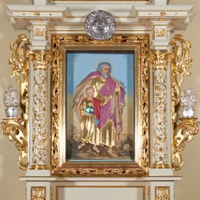 Zdjęcie nr 1: Ołtarz architektoniczny, jednokondygnacyjny, jednoosiowy, ze zwieńczeniem. Jego mensa i antepedium są drewniane. Antepedium w kształcie leżącego prostokąta zostało ujęte profilowaną, złoconą ramą, a wypełnione dekoracją malarską z motywem krzyża i białych lilii pośrodku, ujętych ornamentalną bordiurą ze stylizowanych motywów roślinno-kwiatowych. Retabulum jest osadzone na niewysokim cokole i ujęte kolumnami korynckimi, dźwigającymi wyłamujące się ponad nimi, przerwane w partii architrawu i fryzu belkowanie z silnie wysuniętym gzymsem. Do kolumn dostawione po bokach ażurowe uszaki formowane z ornamentu małżowinowo-chrząstkowego, z parą wazonów z kwiatami w połowie wysokości. Trzony kolumn są pokryte płaskorzeźbionymi gałązkami winorośli. W partiach fryzu belkowania widnieje motyw rozetek; na cokołach ornamenty małżowinowe. Gzyms zdobiony drobną ornamentyką roślinną, pośrodku kolista gloria z Okiem Opatrzności. Zwieńczenie na niewysokim cokole o zryzalitowanych bokach, w kształcie stojącego prostokąta o wciętych górnych narożach. Nad nim szczyt w formie owalnego kartusza o fantazyjnym wykroju. Zwieńczenie jest ujęte parą ażurowych uszaków w formie ornamentu małżowinowo–chrząstkowego. Pole środkowe retabulum w kształcie stojącego prostokąta, ujętego profilowaną, złoconą ramą zdobioną ażurową ornamentyką małżowinowo-chrząstkową. Wewnątrz płaskorzeźba ukazująca św. Józefa z Jezusem. Pole zwieńczenia w kształcie stojącego prostokąta zamkniętego nadwieszonym łukiem, ujęte profilowaną, złoconą ramą z ażurową ornamentyką małżowinowo-chrząstkową. W nim obraz „Komunia św. Stanisława Kostki”. Pole szczytu w kształcie leżącego owalu z obrazem Matki Boskiej Częstochowskiej. Zwieńczenie jest flankowane ustawionymi na zryzalitowanych cokołach figurami św. Stanisława biskupa i św. Jacka (?). Struktura polichromowana w kolorze jasnego beżu. Ornamentyka i partie detalu architektonicznego złocone i srebrzone. 
