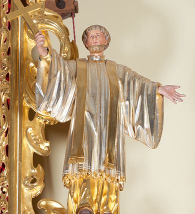 Zdjęcie nr 6: Ołtarz architektoniczny, jednokondygnacyjny, jednoosiowy, ze zwieńczeniem. Jego mensa i antepedium są drewniane. Antepedium w kształcie leżącego prostokąta zostało ujęte profilowaną, złoconą ramą, a wypełnione dekoracją malarską z motywem krzyża i białych lilii pośrodku, ujętych ornamentalną bordiurą ze stylizowanych motywów roślinno-kwiatowych. Retabulum jest osadzone na niewysokim cokole i ujęte kolumnami korynckimi, dźwigającymi wyłamujące się ponad nimi, przerwane w partii architrawu i fryzu belkowanie z silnie wysuniętym gzymsem. Do kolumn dostawione po bokach ażurowe uszaki formowane z ornamentu małżowinowo-chrząstkowego, z parą wazonów z kwiatami w połowie wysokości. Trzony kolumn są pokryte płaskorzeźbionymi gałązkami winorośli. W partiach fryzu belkowania widnieje motyw rozetek; na cokołach ornamenty małżowinowe. Gzyms zdobiony drobną ornamentyką roślinną, pośrodku kolista gloria z Okiem Opatrzności. Zwieńczenie na niewysokim cokole o zryzalitowanych bokach, w kształcie stojącego prostokąta o wciętych górnych narożach. Nad nim szczyt w formie owalnego kartusza o fantazyjnym wykroju. Zwieńczenie jest ujęte parą ażurowych uszaków w formie ornamentu małżowinowo–chrząstkowego. Pole środkowe retabulum w kształcie stojącego prostokąta, ujętego profilowaną, złoconą ramą zdobioną ażurową ornamentyką małżowinowo-chrząstkową. Wewnątrz płaskorzeźba ukazująca św. Józefa z Jezusem. Pole zwieńczenia w kształcie stojącego prostokąta zamkniętego nadwieszonym łukiem, ujęte profilowaną, złoconą ramą z ażurową ornamentyką małżowinowo-chrząstkową. W nim obraz „Komunia św. Stanisława Kostki”. Pole szczytu w kształcie leżącego owalu z obrazem Matki Boskiej Częstochowskiej. Zwieńczenie jest flankowane ustawionymi na zryzalitowanych cokołach figurami św. Stanisława biskupa i św. Jacka (?). Struktura polichromowana w kolorze jasnego beżu. Ornamentyka i partie detalu architektonicznego złocone i srebrzone. 

