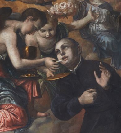 Zdjęcie nr 3: Obraz w kształcie stojącego prostokąta zamkniętego łukiem koszowym, nadwieszonym przedstawia scenę anielskiej komunii św. Stanisława Kostki. Na pierwszym planie klęczy św. Stanisław Kostka, ukazany w trzech czwartych, zwrócony w prawo, lekko pochylony, z odchyloną głową i wzrokiem skierowanym ku górze. Jego młodzieńcza twarzy jest zaokrąglona, opracowana mocnym modelunkiem światłocieniowym, włosy krótkie, ciemnobrązowe, usta lekko rozwarte. Święty jest ubrany w sutannę jezuicką, prawą rękę ma złożoną na piersi, a lewą lekko uniesioną ku górze. Anioł w lewej części kompozycji podający świętemu komunię jest przedstawiony z profilu, klęczący na chmurach, na prawym kolanie. Jego twarz o lekko rozwartych ustach, z krótkimi, kręconymi, brązowymi włosami. W lewej ręce trzyma złocisty kielich, prawą podaje hostię. Jest ubrany w jasnoczerwoną tunikę, odsłaniającą prawą rękę i tors ze skrzydłami oraz niebieski płaszcz zarzucony na prawe udo i lewy bok. Na drugim planie przedstawiony drugi anioł trzymający patenę pod twarzą świętego, w ujęciu frontalnym, w pozycji klęczącej. Ubrany jest w jasnozieloną tunikę z widocznym prawym bokiem i ręką; lewą rękę odchyla w tył, w kierunku kobiecej postaci, zapewne personifikacji Wiary, siedzącej na chmurach z otwartą księgą wspartą na kolanie, z ręką uniesioną w górze, z wyprostowanymi trzema palcami. Jej twarz jest pociągła, modelowana szkicowo, z długim nosem i wąskimi ustami oraz jasnobrązowymi włosami opadającymi na tył szyi. Obok niej zlatuje nagie putto przepasane na biodrach niebieską szarfą trzymające lewą ręką nad głową świętego wieniec z białych róż i wiązkę lilii w prawej dłoni. Jego twarz jest szeroka, policzki pełne, malowane szkicowo, włosy krótkie, jasne i lekko kręcone. Tło nieokreślone, jasnobrązowe, ze szkicowo malowanymi kłębami chmur.     


