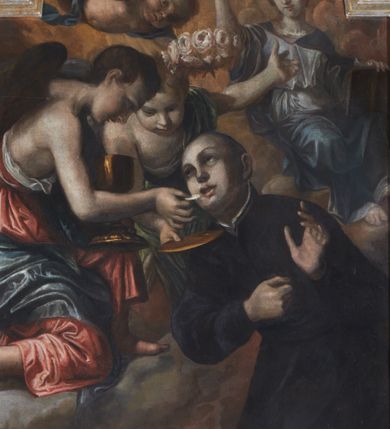 Zdjęcie nr 2: Obraz w kształcie stojącego prostokąta zamkniętego łukiem koszowym, nadwieszonym przedstawia scenę anielskiej komunii św. Stanisława Kostki. Na pierwszym planie klęczy św. Stanisław Kostka, ukazany w trzech czwartych, zwrócony w prawo, lekko pochylony, z odchyloną głową i wzrokiem skierowanym ku górze. Jego młodzieńcza twarzy jest zaokrąglona, opracowana mocnym modelunkiem światłocieniowym, włosy krótkie, ciemnobrązowe, usta lekko rozwarte. Święty jest ubrany w sutannę jezuicką, prawą rękę ma złożoną na piersi, a lewą lekko uniesioną ku górze. Anioł w lewej części kompozycji podający świętemu komunię jest przedstawiony z profilu, klęczący na chmurach, na prawym kolanie. Jego twarz o lekko rozwartych ustach, z krótkimi, kręconymi, brązowymi włosami. W lewej ręce trzyma złocisty kielich, prawą podaje hostię. Jest ubrany w jasnoczerwoną tunikę, odsłaniającą prawą rękę i tors ze skrzydłami oraz niebieski płaszcz zarzucony na prawe udo i lewy bok. Na drugim planie przedstawiony drugi anioł trzymający patenę pod twarzą świętego, w ujęciu frontalnym, w pozycji klęczącej. Ubrany jest w jasnozieloną tunikę z widocznym prawym bokiem i ręką; lewą rękę odchyla w tył, w kierunku kobiecej postaci, zapewne personifikacji Wiary, siedzącej na chmurach z otwartą księgą wspartą na kolanie, z ręką uniesioną w górze, z wyprostowanymi trzema palcami. Jej twarz jest pociągła, modelowana szkicowo, z długim nosem i wąskimi ustami oraz jasnobrązowymi włosami opadającymi na tył szyi. Obok niej zlatuje nagie putto przepasane na biodrach niebieską szarfą trzymające lewą ręką nad głową świętego wieniec z białych róż i wiązkę lilii w prawej dłoni. Jego twarz jest szeroka, policzki pełne, malowane szkicowo, włosy krótkie, jasne i lekko kręcone. Tło nieokreślone, jasnobrązowe, ze szkicowo malowanymi kłębami chmur.     


