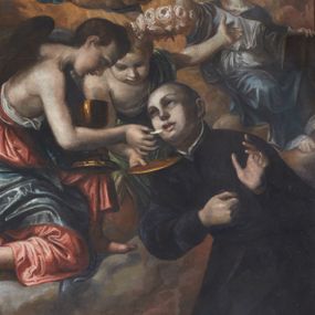 Zdjęcie nr 1: Obraz w kształcie stojącego prostokąta zamkniętego łukiem koszowym, nadwieszonym przedstawia scenę anielskiej komunii św. Stanisława Kostki. Na pierwszym planie klęczy św. Stanisław Kostka, ukazany w trzech czwartych, zwrócony w prawo, lekko pochylony, z odchyloną głową i wzrokiem skierowanym ku górze. Jego młodzieńcza twarzy jest zaokrąglona, opracowana mocnym modelunkiem światłocieniowym, włosy krótkie, ciemnobrązowe, usta lekko rozwarte. Święty jest ubrany w sutannę jezuicką, prawą rękę ma złożoną na piersi, a lewą lekko uniesioną ku górze. Anioł w lewej części kompozycji podający świętemu komunię jest przedstawiony z profilu, klęczący na chmurach, na prawym kolanie. Jego twarz o lekko rozwartych ustach, z krótkimi, kręconymi, brązowymi włosami. W lewej ręce trzyma złocisty kielich, prawą podaje hostię. Jest ubrany w jasnoczerwoną tunikę, odsłaniającą prawą rękę i tors ze skrzydłami oraz niebieski płaszcz zarzucony na prawe udo i lewy bok. Na drugim planie przedstawiony drugi anioł trzymający patenę pod twarzą świętego, w ujęciu frontalnym, w pozycji klęczącej. Ubrany jest w jasnozieloną tunikę z widocznym prawym bokiem i ręką; lewą rękę odchyla w tył, w kierunku kobiecej postaci, zapewne personifikacji Wiary, siedzącej na chmurach z otwartą księgą wspartą na kolanie, z ręką uniesioną w górze, z wyprostowanymi trzema palcami. Jej twarz jest pociągła, modelowana szkicowo, z długim nosem i wąskimi ustami oraz jasnobrązowymi włosami opadającymi na tył szyi. Obok niej zlatuje nagie putto przepasane na biodrach niebieską szarfą trzymające lewą ręką nad głową świętego wieniec z białych róż i wiązkę lilii w prawej dłoni. Jego twarz jest szeroka, policzki pełne, malowane szkicowo, włosy krótkie, jasne i lekko kręcone. Tło nieokreślone, jasnobrązowe, ze szkicowo malowanymi kłębami chmur.     


