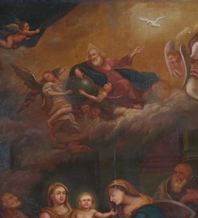 Zdjęcie nr 2: Obraz w formie stojącego prostokąta. Scena wielofiguralna, podzielona na dwie strefy. W górnej, pośrodku obrazu przedstawienie siedzącego na obłokach Boga Ojca, ubranego w jasnoróżową tunikę i niebieski płaszcz, wspierającego się na dużym globie ziemskim, lewą, wzniesioną ręką wskazującego na gołębicę Ducha Świętego, a w prawej trzymającego berło. Wokół głowy ma trójkątny nimb. Bóg Ojciec ukazany jest w otoczeniu aniołów i uskrzydlonych główek anielskich. W dolnej strefie, w centrum przedstawienia siedzą Maria z Dzieciątkiem i św. Anną, za nimi zaś znajdują się św. Józef i św. Joachim. Po lewej stronie postać siedzącej Matki Boskiej, zwróconej w trzech czwartych w lewo. Maria ubrana jest w jasnoróżową tunikę i niebieski płaszcz, na głowie ma jasnobrązowy welon opadający na ramiona i dekolt, a na stopach sandały. Obiema rękami podtrzymuje Dzieciątko, przekazując je przedstawionej obok św. Annie. Święta w pozycji siedzącej, zwrócona profilem w prawo, lekko pochylona, obie ręce wyciąga w stronę Dzieciątka. Ubrana jest w ciemnoniebieską tunikę i czerwony płaszcz, na głowie ma jasnobrązowy welon opadający na ramiona, a na stopach sandały. Dzieciątko w pozycji półleżącej, zwrócone w trzech czwartych w prawo, z głową frontalnie, lewą rączkę wyciąga w stronę Anny, prawą kładzie na kolanie. Ciało ma przesłonięte białą tkaniną. Na drugim planie, po prawej stronie Marii postać klęczącego św. Józefa z głową skierowaną ku górze, uniesioną prawą ręką oraz lewą złożoną na piersi. Ukazany jest jako starzec, ubrany w fioletową tunikę i jasnobrązowy płaszcz. Za oparciem krzesła św. Anny, postać św. Joachima, zwróconego w trzech czwartych w prawo, ze złożonymi rękami. Święty ukazany jako starzec, ubrany w fioletową tunikę i szary płaszcz. W lewym dolnym rogu obrazu półleżące putto oparte o narzędzia stolarskie, w uniesionej ręce trzyma gałązkę lilii. W prawym dolnym rogu siedzące putto, trzymające na kolanach otwartą księgę i kiść winogron, z których jedno grono trzyma w uniesionej ręce. Postacie w dolnej strefie ukazane na tle wnętrza, z widocznymi fragmentami kolumn i filarów na cokołach. Postacie w górnej strefie przedstawione na tle nieba wypełnionego rozjaśnionymi obłokami. W lewym górnym rogu obrazu zielona draperia, podtrzymywana przez putto. 




