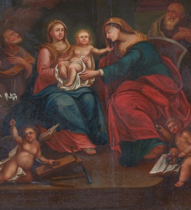 Zdjęcie nr 3: Obraz w formie stojącego prostokąta. Scena wielofiguralna, podzielona na dwie strefy. W górnej, pośrodku obrazu przedstawienie siedzącego na obłokach Boga Ojca, ubranego w jasnoróżową tunikę i niebieski płaszcz, wspierającego się na dużym globie ziemskim, lewą, wzniesioną ręką wskazującego na gołębicę Ducha Świętego, a w prawej trzymającego berło. Wokół głowy ma trójkątny nimb. Bóg Ojciec ukazany jest w otoczeniu aniołów i uskrzydlonych główek anielskich. W dolnej strefie, w centrum przedstawienia siedzą Maria z Dzieciątkiem i św. Anną, za nimi zaś znajdują się św. Józef i św. Joachim. Po lewej stronie postać siedzącej Matki Boskiej, zwróconej w trzech czwartych w lewo. Maria ubrana jest w jasnoróżową tunikę i niebieski płaszcz, na głowie ma jasnobrązowy welon opadający na ramiona i dekolt, a na stopach sandały. Obiema rękami podtrzymuje Dzieciątko, przekazując je przedstawionej obok św. Annie. Święta w pozycji siedzącej, zwrócona profilem w prawo, lekko pochylona, obie ręce wyciąga w stronę Dzieciątka. Ubrana jest w ciemnoniebieską tunikę i czerwony płaszcz, na głowie ma jasnobrązowy welon opadający na ramiona, a na stopach sandały. Dzieciątko w pozycji półleżącej, zwrócone w trzech czwartych w prawo, z głową frontalnie, lewą rączkę wyciąga w stronę Anny, prawą kładzie na kolanie. Ciało ma przesłonięte białą tkaniną. Na drugim planie, po prawej stronie Marii postać klęczącego św. Józefa z głową skierowaną ku górze, uniesioną prawą ręką oraz lewą złożoną na piersi. Ukazany jest jako starzec, ubrany w fioletową tunikę i jasnobrązowy płaszcz. Za oparciem krzesła św. Anny, postać św. Joachima, zwróconego w trzech czwartych w prawo, ze złożonymi rękami. Święty ukazany jako starzec, ubrany w fioletową tunikę i szary płaszcz. W lewym dolnym rogu obrazu półleżące putto oparte o narzędzia stolarskie, w uniesionej ręce trzyma gałązkę lilii. W prawym dolnym rogu siedzące putto, trzymające na kolanach otwartą księgę i kiść winogron, z których jedno grono trzyma w uniesionej ręce. Postacie w dolnej strefie ukazane na tle wnętrza, z widocznymi fragmentami kolumn i filarów na cokołach. Postacie w górnej strefie przedstawione na tle nieba wypełnionego rozjaśnionymi obłokami. W lewym górnym rogu obrazu zielona draperia, podtrzymywana przez putto. 




