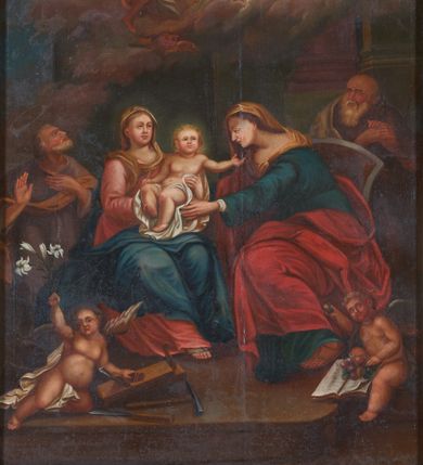 Zdjęcie nr 1: Obraz w formie stojącego prostokąta. Scena wielofiguralna, podzielona na dwie strefy. W górnej, pośrodku obrazu przedstawienie siedzącego na obłokach Boga Ojca, ubranego w jasnoróżową tunikę i niebieski płaszcz, wspierającego się na dużym globie ziemskim, lewą, wzniesioną ręką wskazującego na gołębicę Ducha Świętego, a w prawej trzymającego berło. Wokół głowy ma trójkątny nimb. Bóg Ojciec ukazany jest w otoczeniu aniołów i uskrzydlonych główek anielskich. W dolnej strefie, w centrum przedstawienia siedzą Maria z Dzieciątkiem i św. Anną, za nimi zaś znajdują się św. Józef i św. Joachim. Po lewej stronie postać siedzącej Matki Boskiej, zwróconej w trzech czwartych w lewo. Maria ubrana jest w jasnoróżową tunikę i niebieski płaszcz, na głowie ma jasnobrązowy welon opadający na ramiona i dekolt, a na stopach sandały. Obiema rękami podtrzymuje Dzieciątko, przekazując je przedstawionej obok św. Annie. Święta w pozycji siedzącej, zwrócona profilem w prawo, lekko pochylona, obie ręce wyciąga w stronę Dzieciątka. Ubrana jest w ciemnoniebieską tunikę i czerwony płaszcz, na głowie ma jasnobrązowy welon opadający na ramiona, a na stopach sandały. Dzieciątko w pozycji półleżącej, zwrócone w trzech czwartych w prawo, z głową frontalnie, lewą rączkę wyciąga w stronę Anny, prawą kładzie na kolanie. Ciało ma przesłonięte białą tkaniną. Na drugim planie, po prawej stronie Marii postać klęczącego św. Józefa z głową skierowaną ku górze, uniesioną prawą ręką oraz lewą złożoną na piersi. Ukazany jest jako starzec, ubrany w fioletową tunikę i jasnobrązowy płaszcz. Za oparciem krzesła św. Anny, postać św. Joachima, zwróconego w trzech czwartych w prawo, ze złożonymi rękami. Święty ukazany jako starzec, ubrany w fioletową tunikę i szary płaszcz. W lewym dolnym rogu obrazu półleżące putto oparte o narzędzia stolarskie, w uniesionej ręce trzyma gałązkę lilii. W prawym dolnym rogu siedzące putto, trzymające na kolanach otwartą księgę i kiść winogron, z których jedno grono trzyma w uniesionej ręce. Postacie w dolnej strefie ukazane na tle wnętrza, z widocznymi fragmentami kolumn i filarów na cokołach. Postacie w górnej strefie przedstawione na tle nieba wypełnionego rozjaśnionymi obłokami. W lewym górnym rogu obrazu zielona draperia, podtrzymywana przez putto. 




