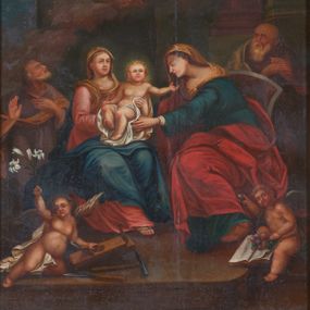 Zdjęcie nr 1: Obraz w formie stojącego prostokąta. Scena wielofiguralna, podzielona na dwie strefy. W górnej, pośrodku obrazu przedstawienie siedzącego na obłokach Boga Ojca, ubranego w jasnoróżową tunikę i niebieski płaszcz, wspierającego się na dużym globie ziemskim, lewą, wzniesioną ręką wskazującego na gołębicę Ducha Świętego, a w prawej trzymającego berło. Wokół głowy ma trójkątny nimb. Bóg Ojciec ukazany jest w otoczeniu aniołów i uskrzydlonych główek anielskich. W dolnej strefie, w centrum przedstawienia siedzą Maria z Dzieciątkiem i św. Anną, za nimi zaś znajdują się św. Józef i św. Joachim. Po lewej stronie postać siedzącej Matki Boskiej, zwróconej w trzech czwartych w lewo. Maria ubrana jest w jasnoróżową tunikę i niebieski płaszcz, na głowie ma jasnobrązowy welon opadający na ramiona i dekolt, a na stopach sandały. Obiema rękami podtrzymuje Dzieciątko, przekazując je przedstawionej obok św. Annie. Święta w pozycji siedzącej, zwrócona profilem w prawo, lekko pochylona, obie ręce wyciąga w stronę Dzieciątka. Ubrana jest w ciemnoniebieską tunikę i czerwony płaszcz, na głowie ma jasnobrązowy welon opadający na ramiona, a na stopach sandały. Dzieciątko w pozycji półleżącej, zwrócone w trzech czwartych w prawo, z głową frontalnie, lewą rączkę wyciąga w stronę Anny, prawą kładzie na kolanie. Ciało ma przesłonięte białą tkaniną. Na drugim planie, po prawej stronie Marii postać klęczącego św. Józefa z głową skierowaną ku górze, uniesioną prawą ręką oraz lewą złożoną na piersi. Ukazany jest jako starzec, ubrany w fioletową tunikę i jasnobrązowy płaszcz. Za oparciem krzesła św. Anny, postać św. Joachima, zwróconego w trzech czwartych w prawo, ze złożonymi rękami. Święty ukazany jako starzec, ubrany w fioletową tunikę i szary płaszcz. W lewym dolnym rogu obrazu półleżące putto oparte o narzędzia stolarskie, w uniesionej ręce trzyma gałązkę lilii. W prawym dolnym rogu siedzące putto, trzymające na kolanach otwartą księgę i kiść winogron, z których jedno grono trzyma w uniesionej ręce. Postacie w dolnej strefie ukazane na tle wnętrza, z widocznymi fragmentami kolumn i filarów na cokołach. Postacie w górnej strefie przedstawione na tle nieba wypełnionego rozjaśnionymi obłokami. W lewym górnym rogu obrazu zielona draperia, podtrzymywana przez putto. 




