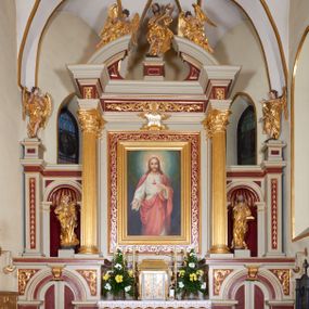 Zdjęcie nr 1: Ołtarz kamienny, prostopadłościenny z kamienną mensą, ustawiony na dwustopniowej podstawie. Antepedium flankowane pilastrami o kanelowanych trzonach; w polu płaskorzeźba z przedstawieniem Ostatniej Wieczerzy, ujęta ramą. Tabernakulum w formie drewnianej skrzynki obitej złoconą blachą. Ścianka frontowa flankowana parą kolumienek o kapitelach jońskich i kanelowanych trzonach, na cokołach, dźwigających pełne belkowanie opasujące tabernakulum z trzech stron. Drzwiczki ujęte karbowaną ramą, w formie stojącego prostokąta, w którego polu na fakturowanym tle odlane przedstawienia zbóż i winnego grona, flankujące aplikowane pośrodku chrysmon  z literami alfa i omega. Tron wystawienia w formie profilowanego cokołu ustawionego na tabernakulum.
Nastawa architektoniczna, trójosiowa, jednokondygnacyjna. Bramki na osiach bocznych w partii cokołowej w formie aediculi, zwieńczonej kluczem; całość zamknięta gzymsem; drzwiczki dwuskrzydłowe. Oś środkowa najwyższa, na cokole, ujęta parą pilastrów i stojących przed nimi kolumn o kapitelach kompozytowych i kanelowanych trzonach dźwigających pełne belkowanie wyłamane na ich osi oraz przerwany półokrągły przyczółek. Osie boczne flankowane z zewnątrz filarami dźwigającymi niepełny gzyms przechodzący przez całą ich szerokość, wyłamany na ich linii. 
Przyłucza arkad bramek dekorowane akantem. W predelli płyciny o geometrycznym wykroju. W polu środkowym obraz „Najświętsze Serce Jezusa” w ramie dekorowanej, malowanej na złoto wicią roślinną. Płyciny w filarach flankujących z zewnątrz ołtarz wypełnione malowanymi kampanulami. W polach osi bocznych nisze na figury św. Anny i św. Joachima. Na skrajnych filarach ołtarza cokoły z figurami aniołów. Na architrawie nad obrazem kartusz z monogramem IHS; fryz wypełniony płycinami: na osi kolumn z rozetami, nad polem stylizowanym akantem z muszlą.  Na przerwanym przyczółku leżąca para aniołów, pośrodku belkowania cokół z figurą króla Dawida. 
Struktura polichromowana w kolorze złamanej bieli, płyciny i pola w kolorze czerwonym, kolumny, ornamentyka i profile złocone.
