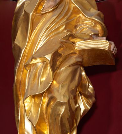 Zdjęcie nr 6: Ołtarz kamienny, prostopadłościenny z kamienną mensą, ustawiony na dwustopniowej podstawie. Antepedium flankowane pilastrami o kanelowanych trzonach; w polu płaskorzeźba z przedstawieniem Ostatniej Wieczerzy, ujęta ramą. Tabernakulum w formie drewnianej skrzynki obitej złoconą blachą. Ścianka frontowa flankowana parą kolumienek o kapitelach jońskich i kanelowanych trzonach, na cokołach, dźwigających pełne belkowanie opasujące tabernakulum z trzech stron. Drzwiczki ujęte karbowaną ramą, w formie stojącego prostokąta, w którego polu na fakturowanym tle odlane przedstawienia zbóż i winnego grona, flankujące aplikowane pośrodku chrysmon  z literami alfa i omega. Tron wystawienia w formie profilowanego cokołu ustawionego na tabernakulum.
Nastawa architektoniczna, trójosiowa, jednokondygnacyjna. Bramki na osiach bocznych w partii cokołowej w formie aediculi, zwieńczonej kluczem; całość zamknięta gzymsem; drzwiczki dwuskrzydłowe. Oś środkowa najwyższa, na cokole, ujęta parą pilastrów i stojących przed nimi kolumn o kapitelach kompozytowych i kanelowanych trzonach dźwigających pełne belkowanie wyłamane na ich osi oraz przerwany półokrągły przyczółek. Osie boczne flankowane z zewnątrz filarami dźwigającymi niepełny gzyms przechodzący przez całą ich szerokość, wyłamany na ich linii. 
Przyłucza arkad bramek dekorowane akantem. W predelli płyciny o geometrycznym wykroju. W polu środkowym obraz „Najświętsze Serce Jezusa” w ramie dekorowanej, malowanej na złoto wicią roślinną. Płyciny w filarach flankujących z zewnątrz ołtarz wypełnione malowanymi kampanulami. W polach osi bocznych nisze na figury św. Anny i św. Joachima. Na skrajnych filarach ołtarza cokoły z figurami aniołów. Na architrawie nad obrazem kartusz z monogramem IHS; fryz wypełniony płycinami: na osi kolumn z rozetami, nad polem stylizowanym akantem z muszlą.  Na przerwanym przyczółku leżąca para aniołów, pośrodku belkowania cokół z figurą króla Dawida. 
Struktura polichromowana w kolorze złamanej bieli, płyciny i pola w kolorze czerwonym, kolumny, ornamentyka i profile złocone.
