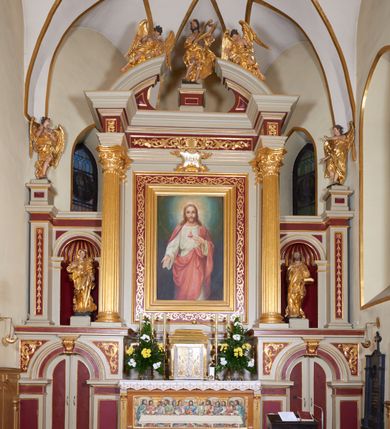 Zdjęcie nr 3: Ołtarz kamienny, prostopadłościenny z kamienną mensą, ustawiony na dwustopniowej podstawie. Antepedium flankowane pilastrami o kanelowanych trzonach; w polu płaskorzeźba z przedstawieniem Ostatniej Wieczerzy, ujęta ramą. Tabernakulum w formie drewnianej skrzynki obitej złoconą blachą. Ścianka frontowa flankowana parą kolumienek o kapitelach jońskich i kanelowanych trzonach, na cokołach, dźwigających pełne belkowanie opasujące tabernakulum z trzech stron. Drzwiczki ujęte karbowaną ramą, w formie stojącego prostokąta, w którego polu na fakturowanym tle odlane przedstawienia zbóż i winnego grona, flankujące aplikowane pośrodku chrysmon  z literami alfa i omega. Tron wystawienia w formie profilowanego cokołu ustawionego na tabernakulum.
Nastawa architektoniczna, trójosiowa, jednokondygnacyjna. Bramki na osiach bocznych w partii cokołowej w formie aediculi, zwieńczonej kluczem; całość zamknięta gzymsem; drzwiczki dwuskrzydłowe. Oś środkowa najwyższa, na cokole, ujęta parą pilastrów i stojących przed nimi kolumn o kapitelach kompozytowych i kanelowanych trzonach dźwigających pełne belkowanie wyłamane na ich osi oraz przerwany półokrągły przyczółek. Osie boczne flankowane z zewnątrz filarami dźwigającymi niepełny gzyms przechodzący przez całą ich szerokość, wyłamany na ich linii. 
Przyłucza arkad bramek dekorowane akantem. W predelli płyciny o geometrycznym wykroju. W polu środkowym obraz „Najświętsze Serce Jezusa” w ramie dekorowanej, malowanej na złoto wicią roślinną. Płyciny w filarach flankujących z zewnątrz ołtarz wypełnione malowanymi kampanulami. W polach osi bocznych nisze na figury św. Anny i św. Joachima. Na skrajnych filarach ołtarza cokoły z figurami aniołów. Na architrawie nad obrazem kartusz z monogramem IHS; fryz wypełniony płycinami: na osi kolumn z rozetami, nad polem stylizowanym akantem z muszlą.  Na przerwanym przyczółku leżąca para aniołów, pośrodku belkowania cokół z figurą króla Dawida. 
Struktura polichromowana w kolorze złamanej bieli, płyciny i pola w kolorze czerwonym, kolumny, ornamentyka i profile złocone.
