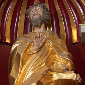 Zdjęcie nr 1: Święty Joachim został ukazany frontalnie, całopostaciowo, w lekkim kontrapoście, z prawą ręką wyciągniętą na piersi w geście błogosławieństwa, a lewą przytrzymującą księgę wspartą na biodrze. Jest ubrany w długą suknię i płaszcz spięty na piersi, okrywający plecy i przerzucony przez lewą nogę. Twarz o wydatnych policzkach, z głębokimi oczodołami, masywnym nosie i otwartymi ustami. Włosy krótkie, kręcone, układane w pojedyncze pukle; broda jest krótka, falująca.  

