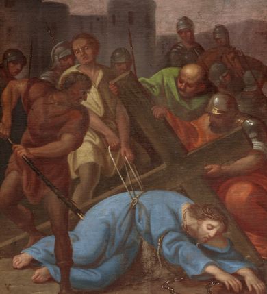 Zdjęcie nr 7: Czternaście stacji drogi krzyżowej w formie odrębnych obrazów w kształcie stojących prostokątów, ujętych drewnianymi, profilowanymi, złoconymi ramami ze zwieńczeniami z numerem stacji oraz podwieszeniami z nazwą. Przedstawienia charakteryzują kompozycje wielofiguralne ukazane na tle pejzażowym z motywami architektonicznymi, z poprawnie wyznaczoną perspektywą zbieżną. Upozowanie oraz mimika postaci wyrażają emocje, ubiory są historyzujące. Kolorystykę płócien cechuje przewaga barw ziemi i szarości skontrastowanych błękitem, zielenią czy ocieploną bielą. Modelunek jest płynny i miękki. 