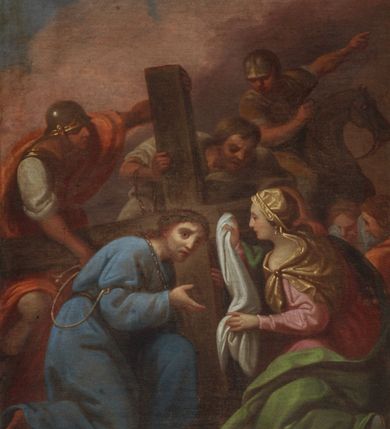 Zdjęcie nr 10: Czternaście stacji drogi krzyżowej w formie odrębnych obrazów w kształcie stojących prostokątów, ujętych drewnianymi, profilowanymi, złoconymi ramami ze zwieńczeniami z numerem stacji oraz podwieszeniami z nazwą. Przedstawienia charakteryzują kompozycje wielofiguralne ukazane na tle pejzażowym z motywami architektonicznymi, z poprawnie wyznaczoną perspektywą zbieżną. Upozowanie oraz mimika postaci wyrażają emocje, ubiory są historyzujące. Kolorystykę płócien cechuje przewaga barw ziemi i szarości skontrastowanych błękitem, zielenią czy ocieploną bielą. Modelunek jest płynny i miękki. 