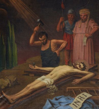 Zdjęcie nr 3: Czternaście stacji drogi krzyżowej w formie odrębnych obrazów w kształcie stojących prostokątów, ujętych drewnianymi, profilowanymi, złoconymi ramami ze zwieńczeniami z numerem stacji oraz podwieszeniami z nazwą. Przedstawienia charakteryzują kompozycje wielofiguralne ukazane na tle pejzażowym z motywami architektonicznymi, z poprawnie wyznaczoną perspektywą zbieżną. Upozowanie oraz mimika postaci wyrażają emocje, ubiory są historyzujące. Kolorystykę płócien cechuje przewaga barw ziemi i szarości skontrastowanych błękitem, zielenią czy ocieploną bielą. Modelunek jest płynny i miękki. 