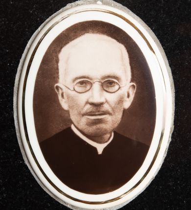 Zdjęcie nr 38: Kościół murowany z cegły na niskiej, kamiennej podmurówce, orientowany, jednonawowy ze zredukowanym transeptem oraz nieco niższym, zamkniętym półkoliście prezbiterium. Do północno-wschodniego narożnika nawy (przy prezbiterium) przylega założona na rzucie prostokąta, oszkarpowana zakrystia dostępna półkolistym portalem od strony północnej. Do południowo-wschodniego narożnika nawy dostawiona kaplica Matki Boskiej na rzucie prostokąta zamknięta od wschodu niewielką absydą. Ramiona transeptu zredukowane do roli prostokątnych kaplic. Do południowo-zachodniego i północno-zachodniego narożnika nawy dobudowane nowsze kruchty boczne założone na rzucie prostokąta dostępne portalami o półkolistym wykroju. Kruchta zachodnia na rzucie prostokąta dostępna nowym, prostokątnym wejściem. W ścianach północnej i południowej widoczne, zamurowane, starsze otwory wejściowe (od południa w miejsce portalu okrągłe okno). Dach nad nawą dwuspadowy z trzecią połacią zakrywającą ścianę szczytową; w części wschodniej wieloboczna wieżyczka na sygnaturkę z glorietą zwieńczoną krzyżem. Kruchty oraz kaplice boczne kryte dachami trójpołaciowymi, prezbiterium jednopołaciowym; nad zakrystią dach mansardowy z prostokątnym oknem w lukarnie. Pokrycia dachowe wykonane są z blachy (pierwotnie była to czerwona dachówka). W nawie i prezbiterium strop o konstrukcji żelbetowej wsparty na dziewięciu masywnych kolumnach ustawionych na wysokich cokołach; kaplice boczne sklepione krzyżowo, w zakrystii założony betonowy strop. Chór muzyczny murowany, wsparty na pierwszej od zachodu parze kolumn dźwigających strop. Fasada jednokondygnacyjna, trójosiowa z umieszczoną w osi centralnej prostopadłościenną kruchtą mieszczącą prostokątny otwór wejściowy (nowy). Okna w kształcie stojącego prostokąta o smukłych proporcjach, zamknięte półkoliście. Okno środkowe, umieszczone nieco wyżej, niższe od pozostałych. W ścianach zachodnich krucht bocznych po jednym niewielkim oknie o wykroju półkolistym. Trójkątna ściana szczytowa zasłonięta blaszanym dachem o przełamanej w dolnej części połaci, zwieńczona niewielkim, metalowym krzyżem. Elewacje boczne jednokondygnacyjne, o nieregularnym przebiegu osi. W elewacji południowej w pierwszej osi ceglany portal z nadświetlem o wykroju półkolistym, w drugiej okrągłe okno doświetlające kaplicę boczną, w kolejnych: półkolisty ceglany portal do zakrystii oraz okno o półkolistym wykroju z motywem biforium. W elewacji północnej w osi pierwszej i drugiej niewielkie półkoliście wykrojone okna, w osi trzeciej okrągłe okno doświetlające kaplicę, w osi czwartej natomiast ceglany portal  z nadświetlem o wykroju półkolistym. W prezbiterium cztery okna o wykroju półkolistym. W trzeciej osi, pomiędzy oknami, ujęta wielobocznymi filarami dźwigającymi, wydatny, profilowany gzyms tynkowana na biało nisza z figurą Matki Boskiej Fatimskiej umieszczonej pod baldachimem. Górną część murów nawy, prezbiterium, zakrystii, kaplic oraz obu krucht bocznych obiega profilowany gzyms okapowy. 