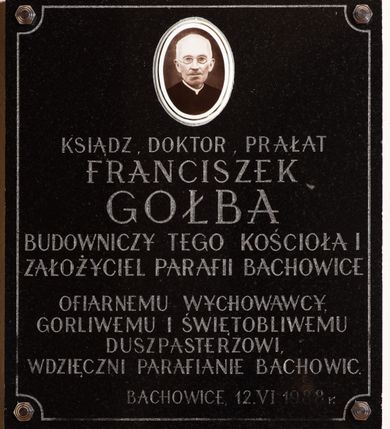 Zdjęcie nr 37: Kościół murowany z cegły na niskiej, kamiennej podmurówce, orientowany, jednonawowy ze zredukowanym transeptem oraz nieco niższym, zamkniętym półkoliście prezbiterium. Do północno-wschodniego narożnika nawy (przy prezbiterium) przylega założona na rzucie prostokąta, oszkarpowana zakrystia dostępna półkolistym portalem od strony północnej. Do południowo-wschodniego narożnika nawy dostawiona kaplica Matki Boskiej na rzucie prostokąta zamknięta od wschodu niewielką absydą. Ramiona transeptu zredukowane do roli prostokątnych kaplic. Do południowo-zachodniego i północno-zachodniego narożnika nawy dobudowane nowsze kruchty boczne założone na rzucie prostokąta dostępne portalami o półkolistym wykroju. Kruchta zachodnia na rzucie prostokąta dostępna nowym, prostokątnym wejściem. W ścianach północnej i południowej widoczne, zamurowane, starsze otwory wejściowe (od południa w miejsce portalu okrągłe okno). Dach nad nawą dwuspadowy z trzecią połacią zakrywającą ścianę szczytową; w części wschodniej wieloboczna wieżyczka na sygnaturkę z glorietą zwieńczoną krzyżem. Kruchty oraz kaplice boczne kryte dachami trójpołaciowymi, prezbiterium jednopołaciowym; nad zakrystią dach mansardowy z prostokątnym oknem w lukarnie. Pokrycia dachowe wykonane są z blachy (pierwotnie była to czerwona dachówka). W nawie i prezbiterium strop o konstrukcji żelbetowej wsparty na dziewięciu masywnych kolumnach ustawionych na wysokich cokołach; kaplice boczne sklepione krzyżowo, w zakrystii założony betonowy strop. Chór muzyczny murowany, wsparty na pierwszej od zachodu parze kolumn dźwigających strop. Fasada jednokondygnacyjna, trójosiowa z umieszczoną w osi centralnej prostopadłościenną kruchtą mieszczącą prostokątny otwór wejściowy (nowy). Okna w kształcie stojącego prostokąta o smukłych proporcjach, zamknięte półkoliście. Okno środkowe, umieszczone nieco wyżej, niższe od pozostałych. W ścianach zachodnich krucht bocznych po jednym niewielkim oknie o wykroju półkolistym. Trójkątna ściana szczytowa zasłonięta blaszanym dachem o przełamanej w dolnej części połaci, zwieńczona niewielkim, metalowym krzyżem. Elewacje boczne jednokondygnacyjne, o nieregularnym przebiegu osi. W elewacji południowej w pierwszej osi ceglany portal z nadświetlem o wykroju półkolistym, w drugiej okrągłe okno doświetlające kaplicę boczną, w kolejnych: półkolisty ceglany portal do zakrystii oraz okno o półkolistym wykroju z motywem biforium. W elewacji północnej w osi pierwszej i drugiej niewielkie półkoliście wykrojone okna, w osi trzeciej okrągłe okno doświetlające kaplicę, w osi czwartej natomiast ceglany portal  z nadświetlem o wykroju półkolistym. W prezbiterium cztery okna o wykroju półkolistym. W trzeciej osi, pomiędzy oknami, ujęta wielobocznymi filarami dźwigającymi, wydatny, profilowany gzyms tynkowana na biało nisza z figurą Matki Boskiej Fatimskiej umieszczonej pod baldachimem. Górną część murów nawy, prezbiterium, zakrystii, kaplic oraz obu krucht bocznych obiega profilowany gzyms okapowy. 