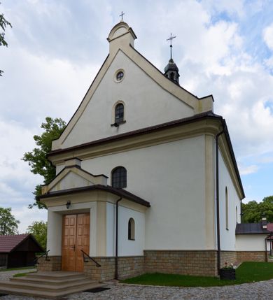 Zdjęcie nr 1: Kościół orientowany, murowany z kamienia i cegły, na planie prostokąta z szerszą nawą i węższym prezbiterium o zamknięciu wielobocznym, dobudowaną zakrystią, kruchtą od frontu i przedsionkiem od południa.  Od zachodu chór muzyczny z organami wsparty na dwóch kolumnach. Na ścianach iluzjonistyczne płyciny z fragmentami wici akantowej, glify we wnękach okiennych, na gzymsie ornament kostkowy, na stropie delikatna polichromia geometryczna z fragmentami wici akantowej. 
Nawa i prezbiterium przykryte stropem z głęboką fasetą imitującą sklepienie zwierciadlane, z oddzielającym je od partii ścian gzymsem. 
Otwory okienne w kształcie stojących prostokątów zakończonych półkoliście, różnej wielkości. Jedno okno w prezbiterium, po dwa z każdej strony nawy, dwa w kruchcie, dwa w fasadzie, a powyżej nich niewielki okulus. 
Główne wejście do kościoła od zachodu, przez kruchtę, kolejne od południa, przez przybudówkę, następne do zakrystii i do kotłowni.
Fasada została zakomponowana z dwóch części. Ściana kościoła jest zwieńczona trójkątnym szczytem ujętym niewysokimi murkami i zakończonym półokrągło, a przed jej lico wychodzi prostopadłościenna kruchta z małym, trójkątnym szczytem opracowanym podobnie jak szczyt fasady. 
Kościół ustawiony na cokole z kamienną okładziną. Elewacje zewnętrzne są gładkie, z podziałami lizenowo-ramowymi:  naroża podkreślone lizenami, kondygnacja oddzielona od partii dachu gzymsem podokapowym. 
Dachy dwuspadowe, kryte dachówką, na kalenicy nawy sześcioboczna wieżyczka na sygnaturkę z hełmem cebulastym krytym blachą. 