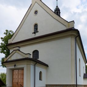 Zdjęcie nr 1: Kościół orientowany, murowany z kamienia i cegły, na planie prostokąta z szerszą nawą i węższym prezbiterium o zamknięciu wielobocznym, dobudowaną zakrystią, kruchtą od frontu i przedsionkiem od południa.  Od zachodu chór muzyczny z organami wsparty na dwóch kolumnach. Na ścianach iluzjonistyczne płyciny z fragmentami wici akantowej, glify we wnękach okiennych, na gzymsie ornament kostkowy, na stropie delikatna polichromia geometryczna z fragmentami wici akantowej. 
Nawa i prezbiterium przykryte stropem z głęboką fasetą imitującą sklepienie zwierciadlane, z oddzielającym je od partii ścian gzymsem. 
Otwory okienne w kształcie stojących prostokątów zakończonych półkoliście, różnej wielkości. Jedno okno w prezbiterium, po dwa z każdej strony nawy, dwa w kruchcie, dwa w fasadzie, a powyżej nich niewielki okulus. 
Główne wejście do kościoła od zachodu, przez kruchtę, kolejne od południa, przez przybudówkę, następne do zakrystii i do kotłowni.
Fasada została zakomponowana z dwóch części. Ściana kościoła jest zwieńczona trójkątnym szczytem ujętym niewysokimi murkami i zakończonym półokrągło, a przed jej lico wychodzi prostopadłościenna kruchta z małym, trójkątnym szczytem opracowanym podobnie jak szczyt fasady. 
Kościół ustawiony na cokole z kamienną okładziną. Elewacje zewnętrzne są gładkie, z podziałami lizenowo-ramowymi:  naroża podkreślone lizenami, kondygnacja oddzielona od partii dachu gzymsem podokapowym. 
Dachy dwuspadowe, kryte dachówką, na kalenicy nawy sześcioboczna wieżyczka na sygnaturkę z hełmem cebulastym krytym blachą. 