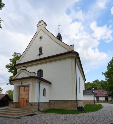 Zdjęcie nr 2: Kościół orientowany, murowany z kamienia i cegły, na planie prostokąta z szerszą nawą i węższym prezbiterium o zamknięciu wielobocznym, dobudowaną zakrystią, kruchtą od frontu i przedsionkiem od południa.  Od zachodu chór muzyczny z organami wsparty na dwóch kolumnach. Na ścianach iluzjonistyczne płyciny z fragmentami wici akantowej, glify we wnękach okiennych, na gzymsie ornament kostkowy, na stropie delikatna polichromia geometryczna z fragmentami wici akantowej. 
Nawa i prezbiterium przykryte stropem z głęboką fasetą imitującą sklepienie zwierciadlane, z oddzielającym je od partii ścian gzymsem. 
Otwory okienne w kształcie stojących prostokątów zakończonych półkoliście, różnej wielkości. Jedno okno w prezbiterium, po dwa z każdej strony nawy, dwa w kruchcie, dwa w fasadzie, a powyżej nich niewielki okulus. 
Główne wejście do kościoła od zachodu, przez kruchtę, kolejne od południa, przez przybudówkę, następne do zakrystii i do kotłowni.
Fasada została zakomponowana z dwóch części. Ściana kościoła jest zwieńczona trójkątnym szczytem ujętym niewysokimi murkami i zakończonym półokrągło, a przed jej lico wychodzi prostopadłościenna kruchta z małym, trójkątnym szczytem opracowanym podobnie jak szczyt fasady. 
Kościół ustawiony na cokole z kamienną okładziną. Elewacje zewnętrzne są gładkie, z podziałami lizenowo-ramowymi:  naroża podkreślone lizenami, kondygnacja oddzielona od partii dachu gzymsem podokapowym. 
Dachy dwuspadowe, kryte dachówką, na kalenicy nawy sześcioboczna wieżyczka na sygnaturkę z hełmem cebulastym krytym blachą. 