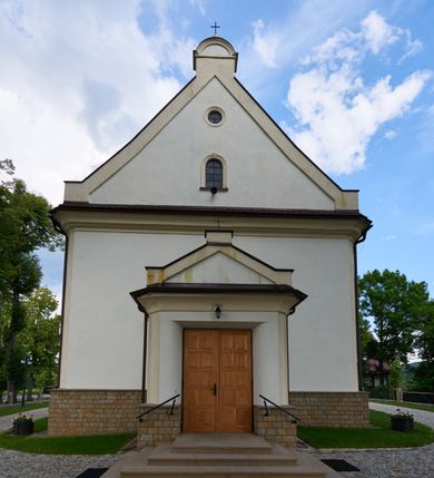 Zdjęcie nr 3: Kościół orientowany, murowany z kamienia i cegły, na planie prostokąta z szerszą nawą i węższym prezbiterium o zamknięciu wielobocznym, dobudowaną zakrystią, kruchtą od frontu i przedsionkiem od południa.  Od zachodu chór muzyczny z organami wsparty na dwóch kolumnach. Na ścianach iluzjonistyczne płyciny z fragmentami wici akantowej, glify we wnękach okiennych, na gzymsie ornament kostkowy, na stropie delikatna polichromia geometryczna z fragmentami wici akantowej. 
Nawa i prezbiterium przykryte stropem z głęboką fasetą imitującą sklepienie zwierciadlane, z oddzielającym je od partii ścian gzymsem. 
Otwory okienne w kształcie stojących prostokątów zakończonych półkoliście, różnej wielkości. Jedno okno w prezbiterium, po dwa z każdej strony nawy, dwa w kruchcie, dwa w fasadzie, a powyżej nich niewielki okulus. 
Główne wejście do kościoła od zachodu, przez kruchtę, kolejne od południa, przez przybudówkę, następne do zakrystii i do kotłowni.
Fasada została zakomponowana z dwóch części. Ściana kościoła jest zwieńczona trójkątnym szczytem ujętym niewysokimi murkami i zakończonym półokrągło, a przed jej lico wychodzi prostopadłościenna kruchta z małym, trójkątnym szczytem opracowanym podobnie jak szczyt fasady. 
Kościół ustawiony na cokole z kamienną okładziną. Elewacje zewnętrzne są gładkie, z podziałami lizenowo-ramowymi:  naroża podkreślone lizenami, kondygnacja oddzielona od partii dachu gzymsem podokapowym. 
Dachy dwuspadowe, kryte dachówką, na kalenicy nawy sześcioboczna wieżyczka na sygnaturkę z hełmem cebulastym krytym blachą. 