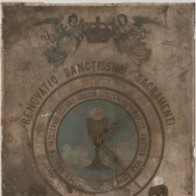 Zdjęcie nr 1: Zegar w kształcie stojącego prostokąta. W części centralnej okrągła tarcza, pośrodku kielich z hostią na tle błękitnego nieba, od którego odchodzą dwie fantazyjnie wycięte wskazówki. Wokół tarczy dwa okręgi, w pierwszym nazwy miesiąców, w drugim cyfry od 1 do 31. Powyżej napis „RENOVATIO * SANCTISSIMI * SACRAMENTI”, a nad nim dwa anioły podtrzymujące zamkniętą koronę. Anioły o owalnych twarzach, młodzieńczych rysach i średniej długości bujnych włosach. Ubrane w długie suknie z długimi rękawami, przewiązane w pasie wstążką. Rysunek oddany sumarycznie. W dolnej części kompozycji stylizowany, ornamentalny kartusz, w polu słaboczytelny napis i data „1906”. Poniżej sygnatury: „Nakładem K(azimierza) Zajączkowskiego w Krakowie.” oraz „Lit(itografia) A(?) S(D?)urczykiewicza w Krakowie.
