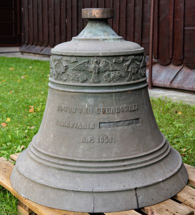 Zdjęcie nr 20: Kościół orientowany, drewniany, na podmurówce z kamienia łupanego, konstrukcji zrębowej, jednonawowy, szalowany, z wieżą konstrukcji słupowej usytuowaną od strony prezbiterium, z zakrystią w przyziemiu. Nawa prostokątna, szersza od prezbiterium, z kruchtami od zachodu, południa i północy. Prezbiterium zamknięte trójbocznie. Wieża od wschodu, na planie kwadratu, o konstrukcji ze słupów pochyłych, na zewnątrz trzy kondygnacje przedzielone obiegającymi daszkami. Dolna i górna izbica o ścianach pionowych, środkowa o ścianach pochyłych; wieża zwieńczona hełmem baniastym z latarnią. Kościół przykrywa dach siodłowy, na kruchtach trójspadowy, kryty cementówką. Pod wydatnymi okapami dachów biegnie gzyms o profilu ćwierćkoliście wklęsłym z wałkiem. Więźba dachowa nad prezbiterium jest krokwiowa, a nad nawą płatwiowa. Wewnątrz znajdują się stropy z fasetami, pod którymi umieszczony jest profilowany gzyms. Arkada tęczowa o łuku spłaszczonym. Chór muzyczny wsparty jest na dwóch filarach z wybrzuszoną balustradą. Wnętrze polichromowane, ściany w kruchtach oszalowane. Do kościoła prowadzą cztery wejścia: główne od zachodu, dwa boczne od południa i północy oraz przez zakrystię od wieży, od strony północno-zachodniej. W prezbiterium znajdują się dwa okna: po stronie południowej i północnej; a w nawie dwa po stronie południowej i północnej, natomiast w wieży cztery okna prostokątne, w latarni osiem okien zamkniętych dwoma nałęczami. Kościół otoczony jest murkiem ze stacjami drogi krzyżowej i dwiema bramkami z lat 1863 i 1864.