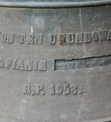 Zdjęcie nr 21: Kościół orientowany, drewniany, na podmurówce z kamienia łupanego, konstrukcji zrębowej, jednonawowy, szalowany, z wieżą konstrukcji słupowej usytuowaną od strony prezbiterium, z zakrystią w przyziemiu. Nawa prostokątna, szersza od prezbiterium, z kruchtami od zachodu, południa i północy. Prezbiterium zamknięte trójbocznie. Wieża od wschodu, na planie kwadratu, o konstrukcji ze słupów pochyłych, na zewnątrz trzy kondygnacje przedzielone obiegającymi daszkami. Dolna i górna izbica o ścianach pionowych, środkowa o ścianach pochyłych; wieża zwieńczona hełmem baniastym z latarnią. Kościół przykrywa dach siodłowy, na kruchtach trójspadowy, kryty cementówką. Pod wydatnymi okapami dachów biegnie gzyms o profilu ćwierćkoliście wklęsłym z wałkiem. Więźba dachowa nad prezbiterium jest krokwiowa, a nad nawą płatwiowa. Wewnątrz znajdują się stropy z fasetami, pod którymi umieszczony jest profilowany gzyms. Arkada tęczowa o łuku spłaszczonym. Chór muzyczny wsparty jest na dwóch filarach z wybrzuszoną balustradą. Wnętrze polichromowane, ściany w kruchtach oszalowane. Do kościoła prowadzą cztery wejścia: główne od zachodu, dwa boczne od południa i północy oraz przez zakrystię od wieży, od strony północno-zachodniej. W prezbiterium znajdują się dwa okna: po stronie południowej i północnej; a w nawie dwa po stronie południowej i północnej, natomiast w wieży cztery okna prostokątne, w latarni osiem okien zamkniętych dwoma nałęczami. Kościół otoczony jest murkiem ze stacjami drogi krzyżowej i dwiema bramkami z lat 1863 i 1864.