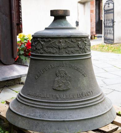 Zdjęcie nr 19: Kościół orientowany, drewniany, na podmurówce z kamienia łupanego, konstrukcji zrębowej, jednonawowy, szalowany, z wieżą konstrukcji słupowej usytuowaną od strony prezbiterium, z zakrystią w przyziemiu. Nawa prostokątna, szersza od prezbiterium, z kruchtami od zachodu, południa i północy. Prezbiterium zamknięte trójbocznie. Wieża od wschodu, na planie kwadratu, o konstrukcji ze słupów pochyłych, na zewnątrz trzy kondygnacje przedzielone obiegającymi daszkami. Dolna i górna izbica o ścianach pionowych, środkowa o ścianach pochyłych; wieża zwieńczona hełmem baniastym z latarnią. Kościół przykrywa dach siodłowy, na kruchtach trójspadowy, kryty cementówką. Pod wydatnymi okapami dachów biegnie gzyms o profilu ćwierćkoliście wklęsłym z wałkiem. Więźba dachowa nad prezbiterium jest krokwiowa, a nad nawą płatwiowa. Wewnątrz znajdują się stropy z fasetami, pod którymi umieszczony jest profilowany gzyms. Arkada tęczowa o łuku spłaszczonym. Chór muzyczny wsparty jest na dwóch filarach z wybrzuszoną balustradą. Wnętrze polichromowane, ściany w kruchtach oszalowane. Do kościoła prowadzą cztery wejścia: główne od zachodu, dwa boczne od południa i północy oraz przez zakrystię od wieży, od strony północno-zachodniej. W prezbiterium znajdują się dwa okna: po stronie południowej i północnej; a w nawie dwa po stronie południowej i północnej, natomiast w wieży cztery okna prostokątne, w latarni osiem okien zamkniętych dwoma nałęczami. Kościół otoczony jest murkiem ze stacjami drogi krzyżowej i dwiema bramkami z lat 1863 i 1864.