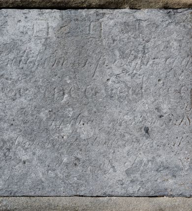 Zdjęcie nr 16: Kościół Przemienienia Pańskiego w Radoczy usytuowany jest w centrum wsi na zachód od głównej drogi prowadzącej z Wadowic do Zatora. Teren przykościelny jest usytuowany na niewielkim wzniesieniu, otoczony drewnianym płotem. Główne wejście na plac przykościelny prowadzi przez bramę od strony zachodniej.

Kościół jest orientowany, drewniany o konstrukcji zrębowej z wieżą na słup, jednonawowy z krótszym prezbiterium zamkniętym trójbocznie. Przy prezbiterium od wschodu nowsza zakrystia murowana, od północy kaplica i składzik, przy nawie od południa kruchta. Wnętrze nakryte pułapem, w nawie z zaskrzynieniami. Ściana arkady tęczowej o wykroju prostokątnym ze ściętymi narożami. Do kościoła prowadzi główne wejście w wieży od strony północnej. Wnętrze świątyni oświetlają prostokątne okna od strony południowej. Dach o jednej kalenicy, kryty blachą, na środku drewniana sygnaturka, nakryta kopułką z latarnią.  Od zachodu wieża w dolnej kondygnacji na planie prostokąta, ujęta po bokach daszkami; druga kondygnacja o ścianach pochyłych, pokryta gontem; trzecia kondygnacja prześwietlona prostokątnymi otworami okiennymi; wieża zakończona iglicą. Ściany na zewnątrz pokryte szalunkiem pionowym.
