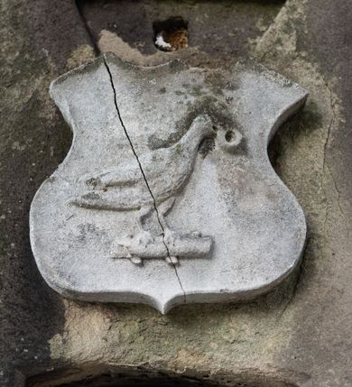 Zdjęcie nr 15: Kościół Przemienienia Pańskiego w Radoczy usytuowany jest w centrum wsi na zachód od głównej drogi prowadzącej z Wadowic do Zatora. Teren przykościelny jest usytuowany na niewielkim wzniesieniu, otoczony drewnianym płotem. Główne wejście na plac przykościelny prowadzi przez bramę od strony zachodniej.

Kościół jest orientowany, drewniany o konstrukcji zrębowej z wieżą na słup, jednonawowy z krótszym prezbiterium zamkniętym trójbocznie. Przy prezbiterium od wschodu nowsza zakrystia murowana, od północy kaplica i składzik, przy nawie od południa kruchta. Wnętrze nakryte pułapem, w nawie z zaskrzynieniami. Ściana arkady tęczowej o wykroju prostokątnym ze ściętymi narożami. Do kościoła prowadzi główne wejście w wieży od strony północnej. Wnętrze świątyni oświetlają prostokątne okna od strony południowej. Dach o jednej kalenicy, kryty blachą, na środku drewniana sygnaturka, nakryta kopułką z latarnią.  Od zachodu wieża w dolnej kondygnacji na planie prostokąta, ujęta po bokach daszkami; druga kondygnacja o ścianach pochyłych, pokryta gontem; trzecia kondygnacja prześwietlona prostokątnymi otworami okiennymi; wieża zakończona iglicą. Ściany na zewnątrz pokryte szalunkiem pionowym.
